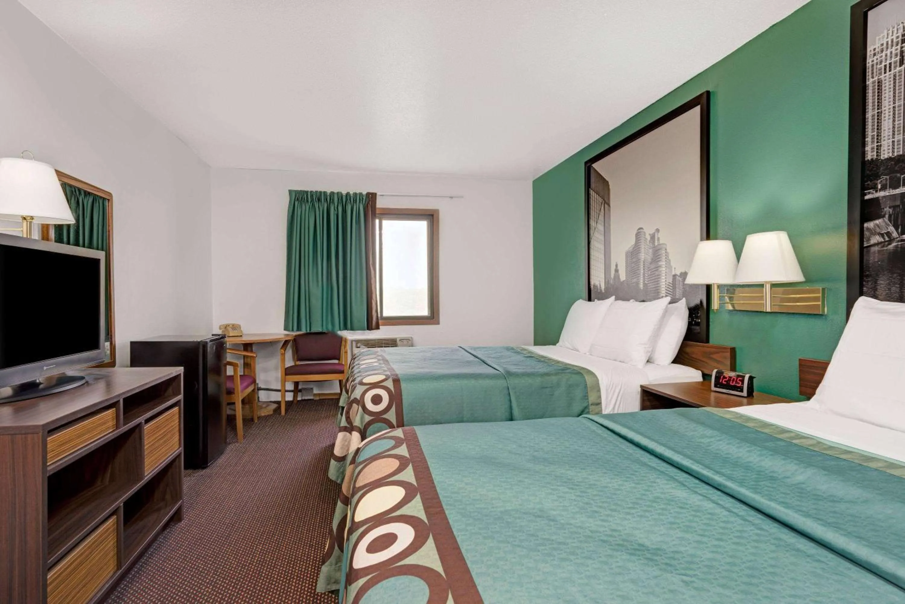 Bed in Budget Host Inn