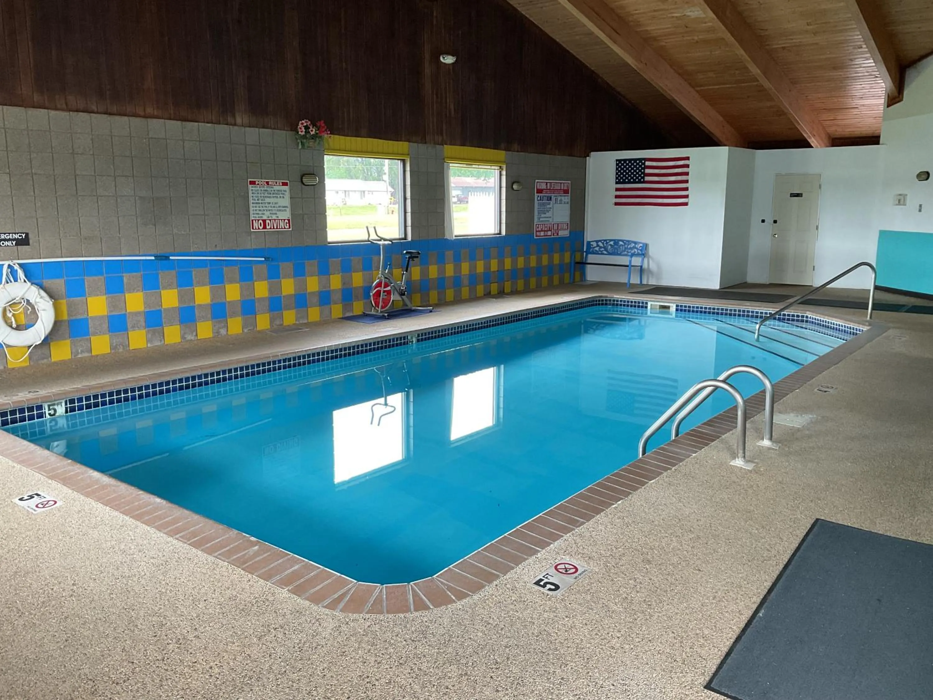 Swimming pool in Budget Host Inn