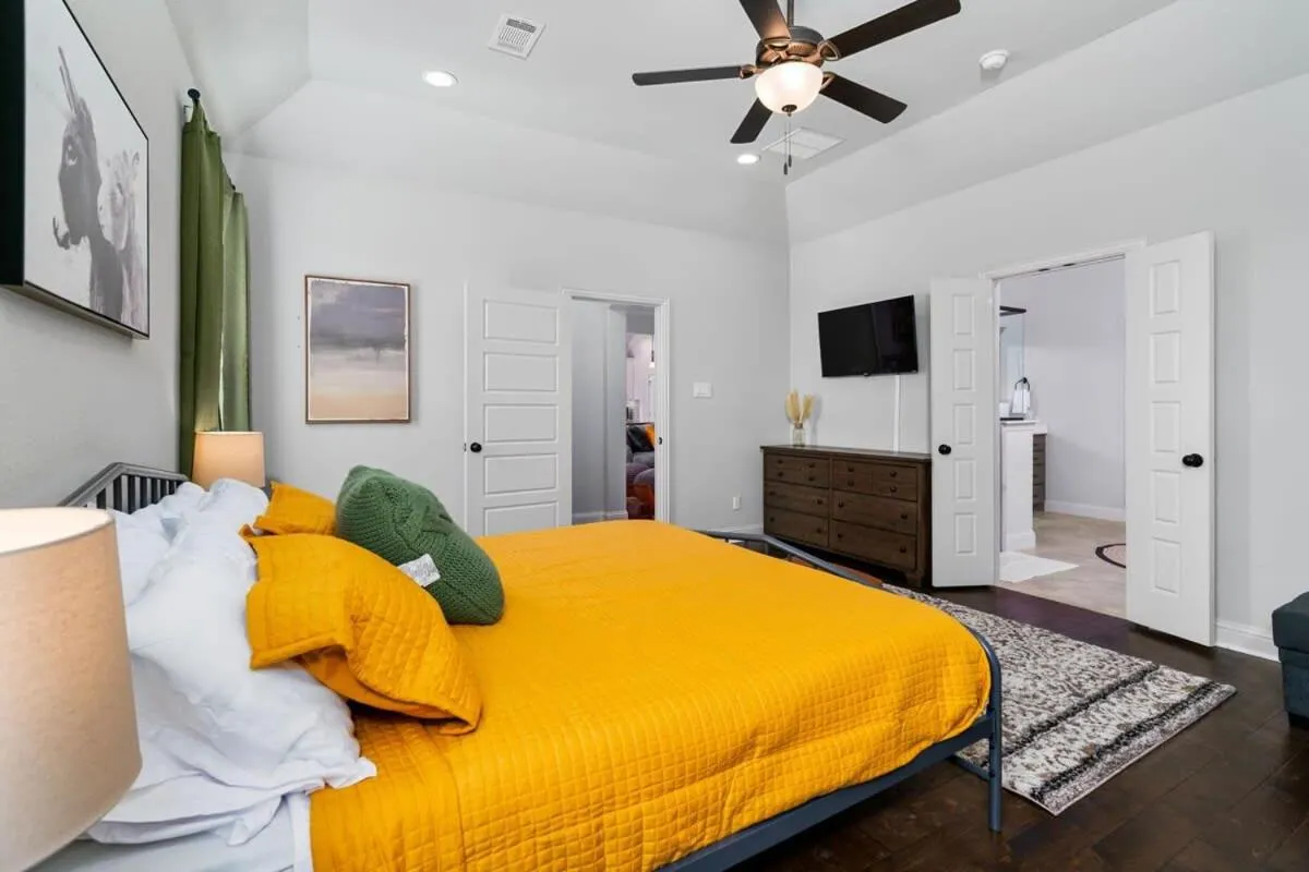 Bed in The Noble House Near Magnolia & Baylor W Pool