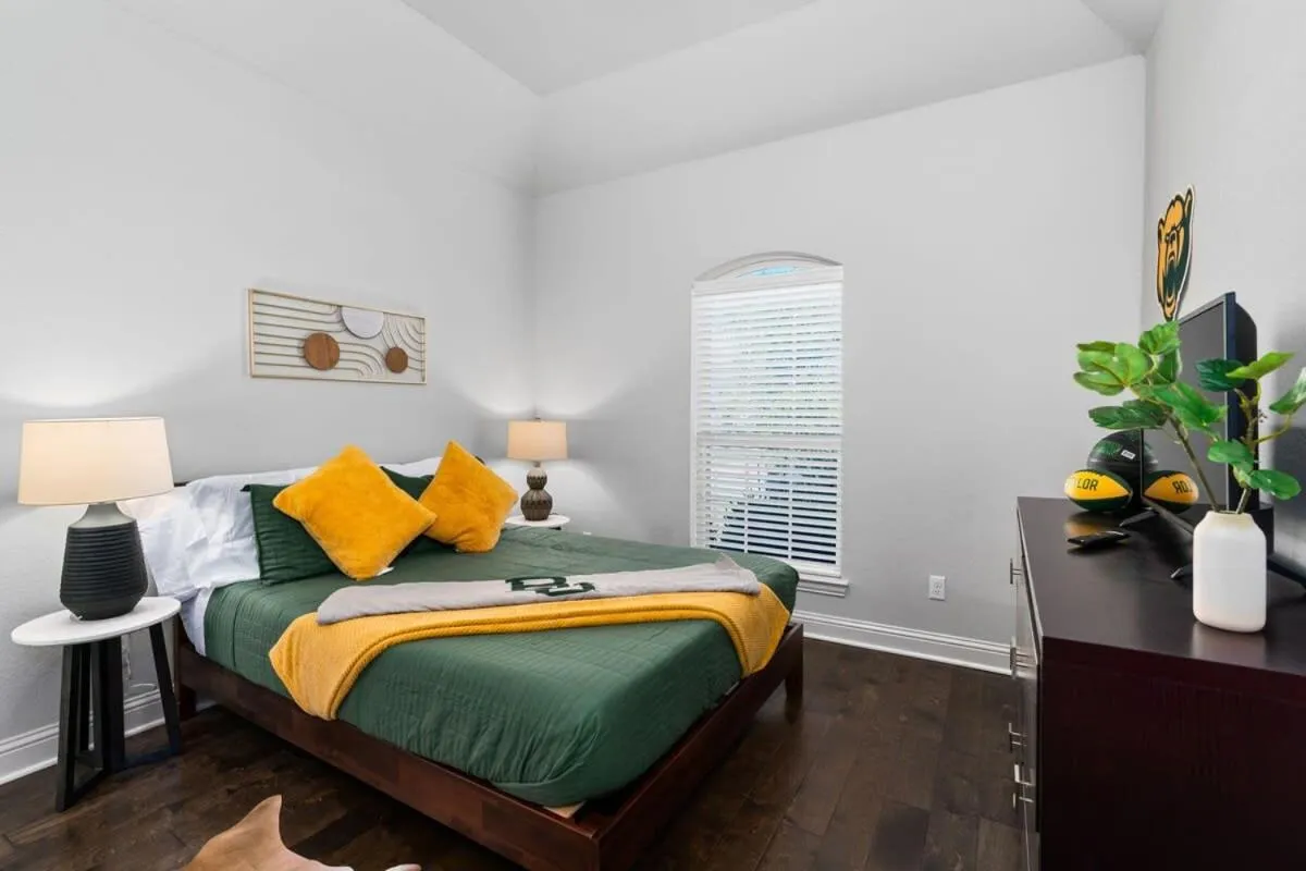 Bed in The Noble House Near Magnolia & Baylor W Pool