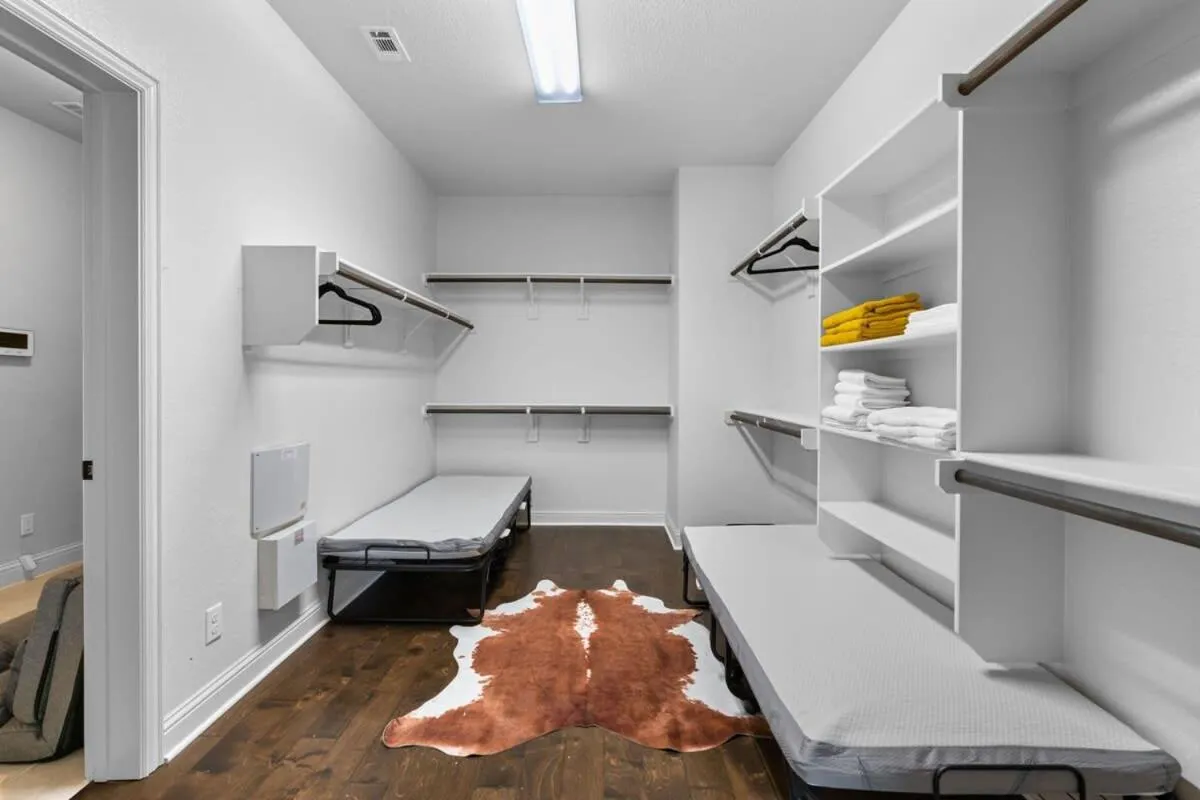 Bed in The Noble House Near Magnolia & Baylor W Pool