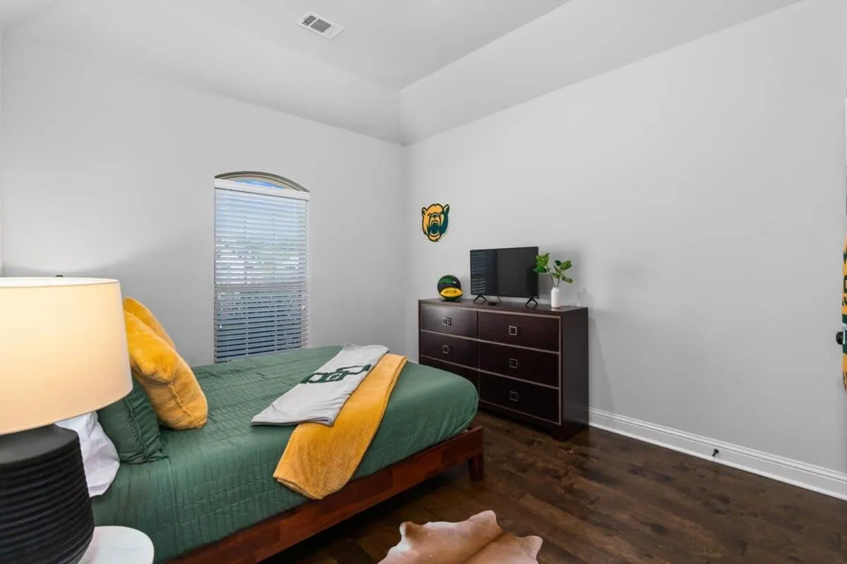 Bed in The Noble House Near Magnolia & Baylor W Pool