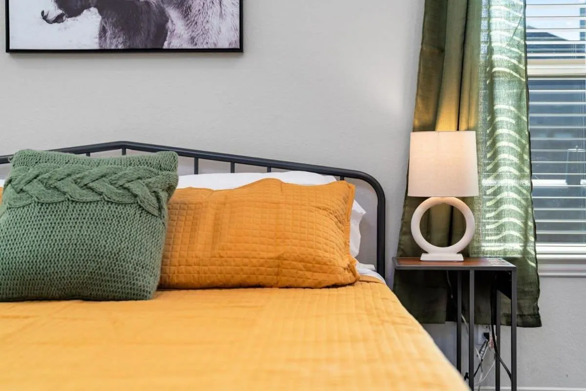 Bed in The Noble House Near Magnolia & Baylor W Pool