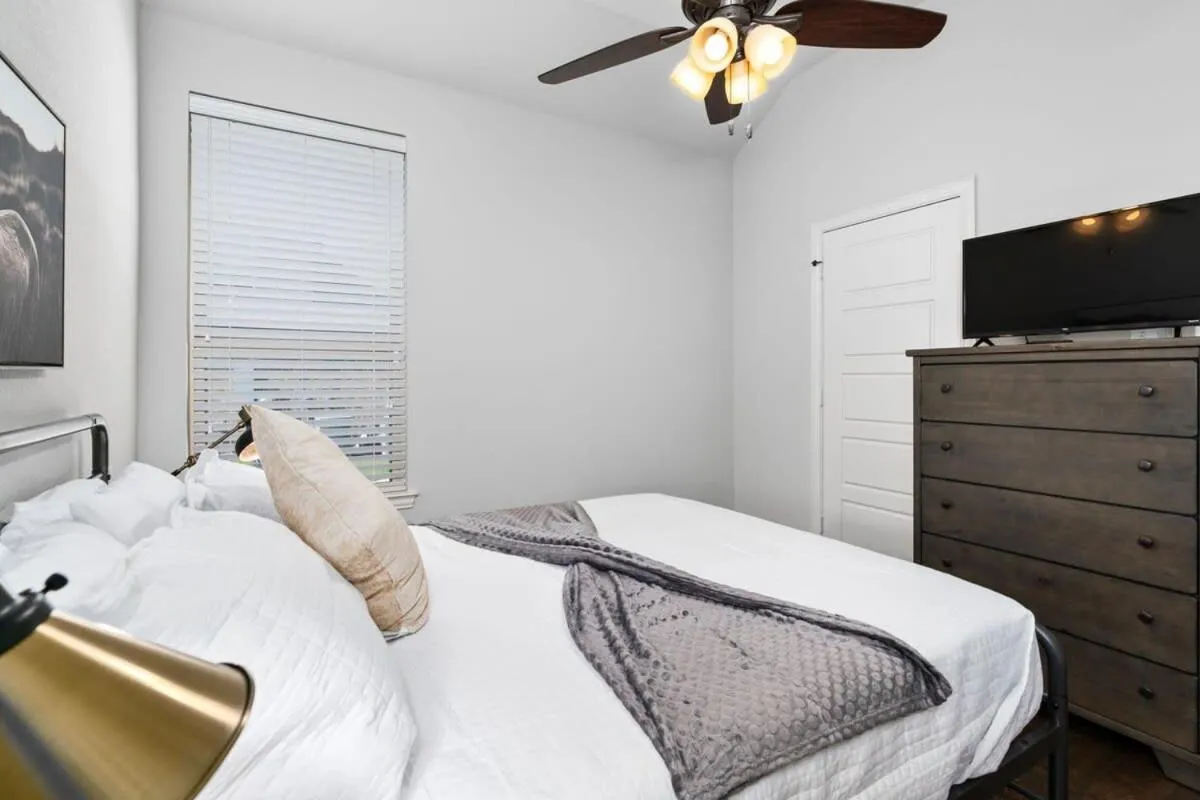 Bed in The Noble House Near Magnolia & Baylor W Pool