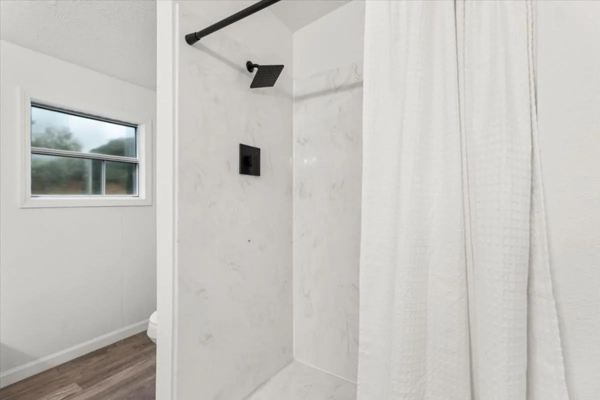 Shower in Starlight Horizon