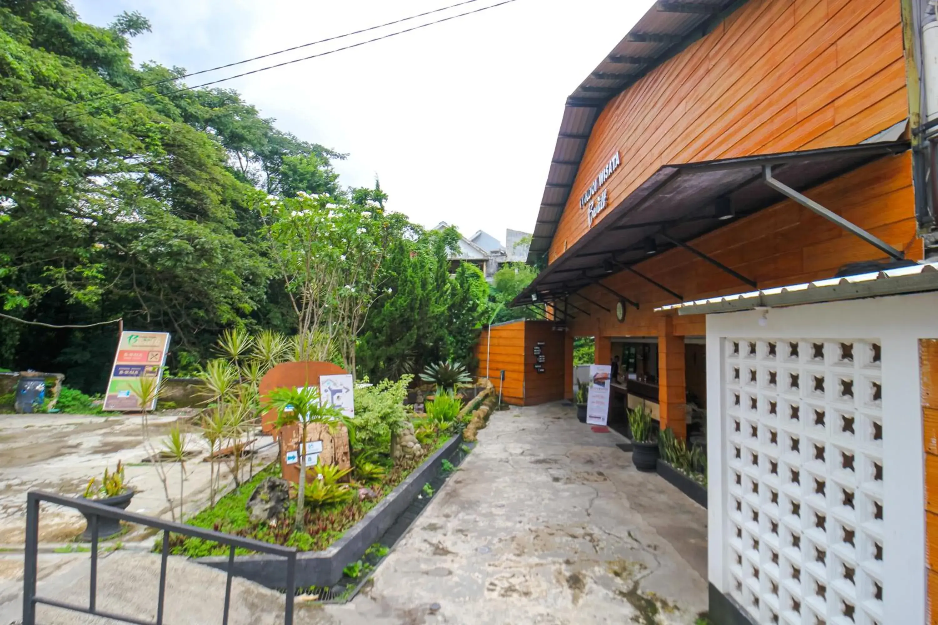 Property building in Bwalk Hotel Malang Property building in Bwalk Hotel Malang