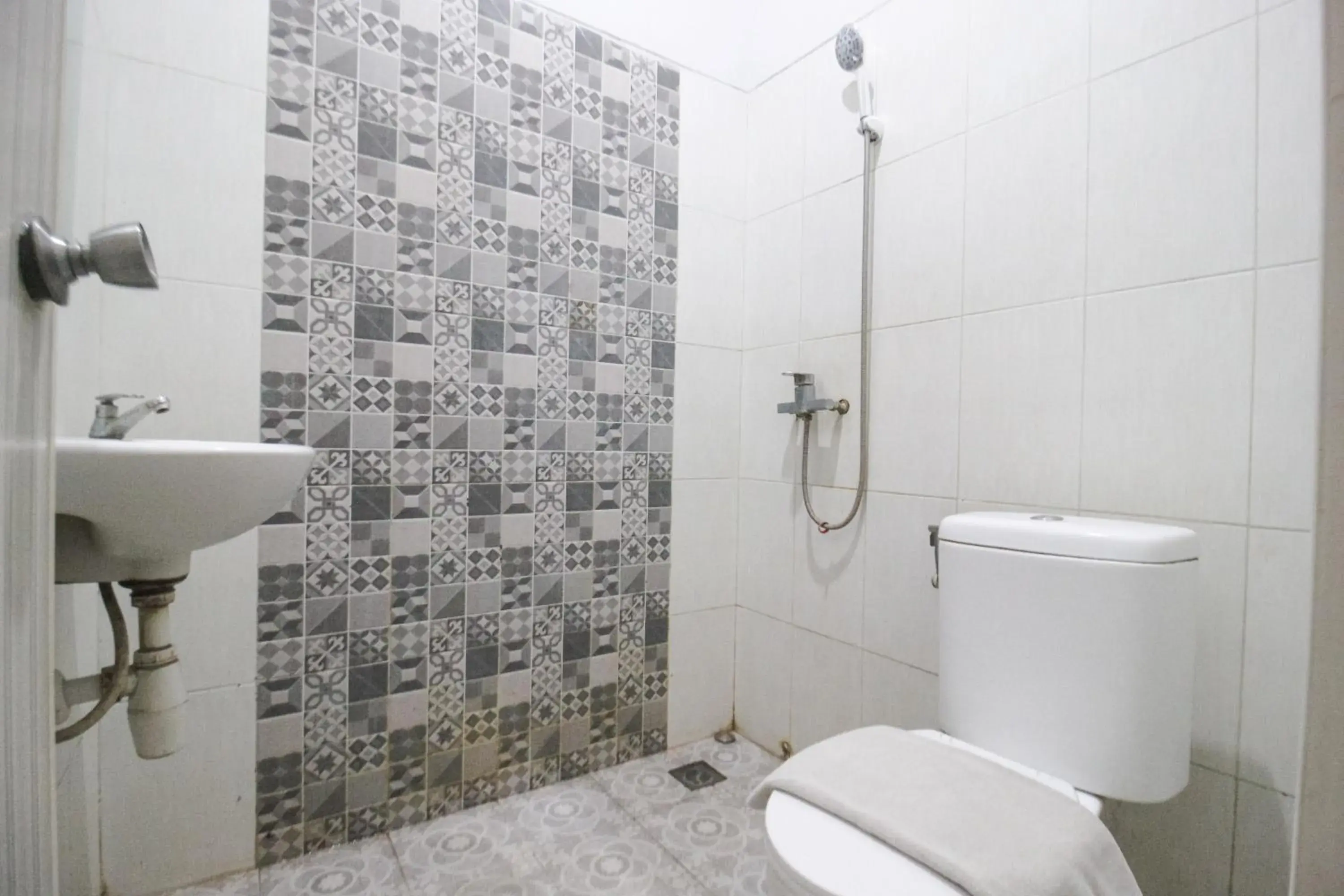 Shower in Bwalk Hotel Malang Shower in Bwalk Hotel Malang