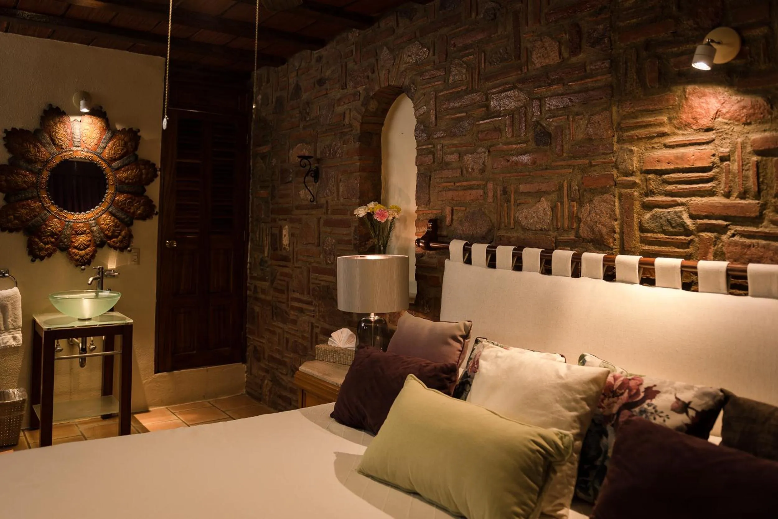 Bathroom, Bed in Villa Bella Bed & Breakfast Inn