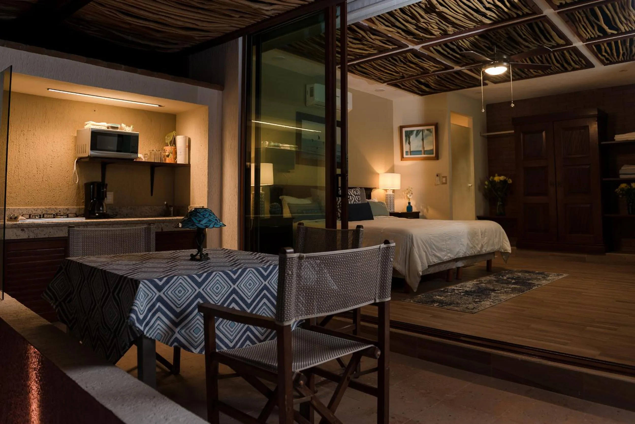 Kitchen or kitchenette, Bed in Villa Bella Bed & Breakfast Inn