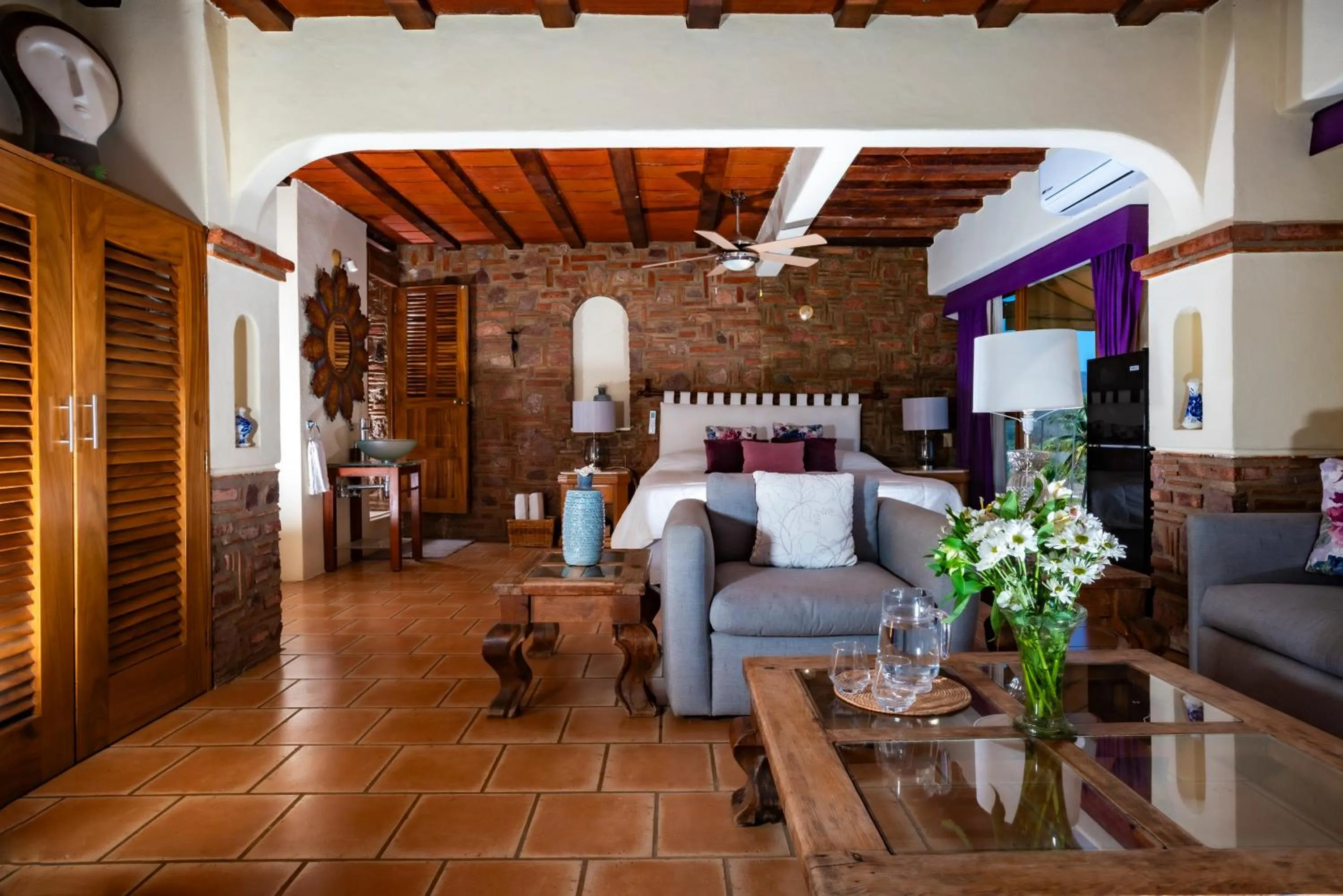 Living room, Bed in Villa Bella Bed & Breakfast Inn