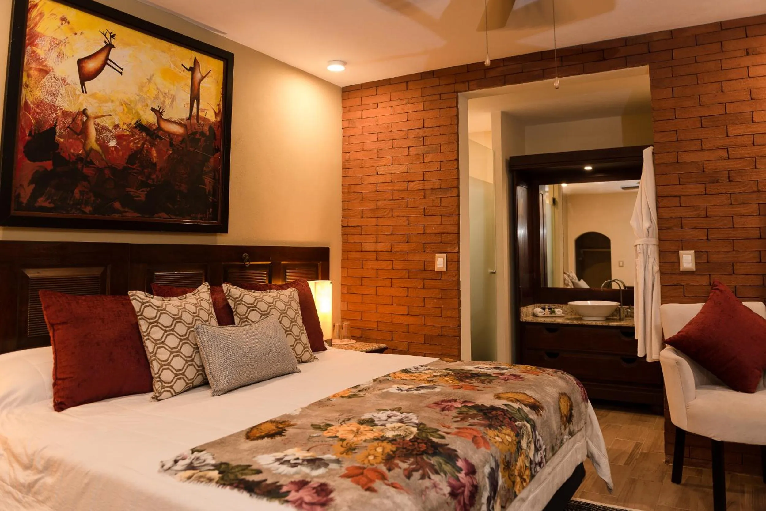 Bathroom, Bed in Villa Bella Bed & Breakfast Inn