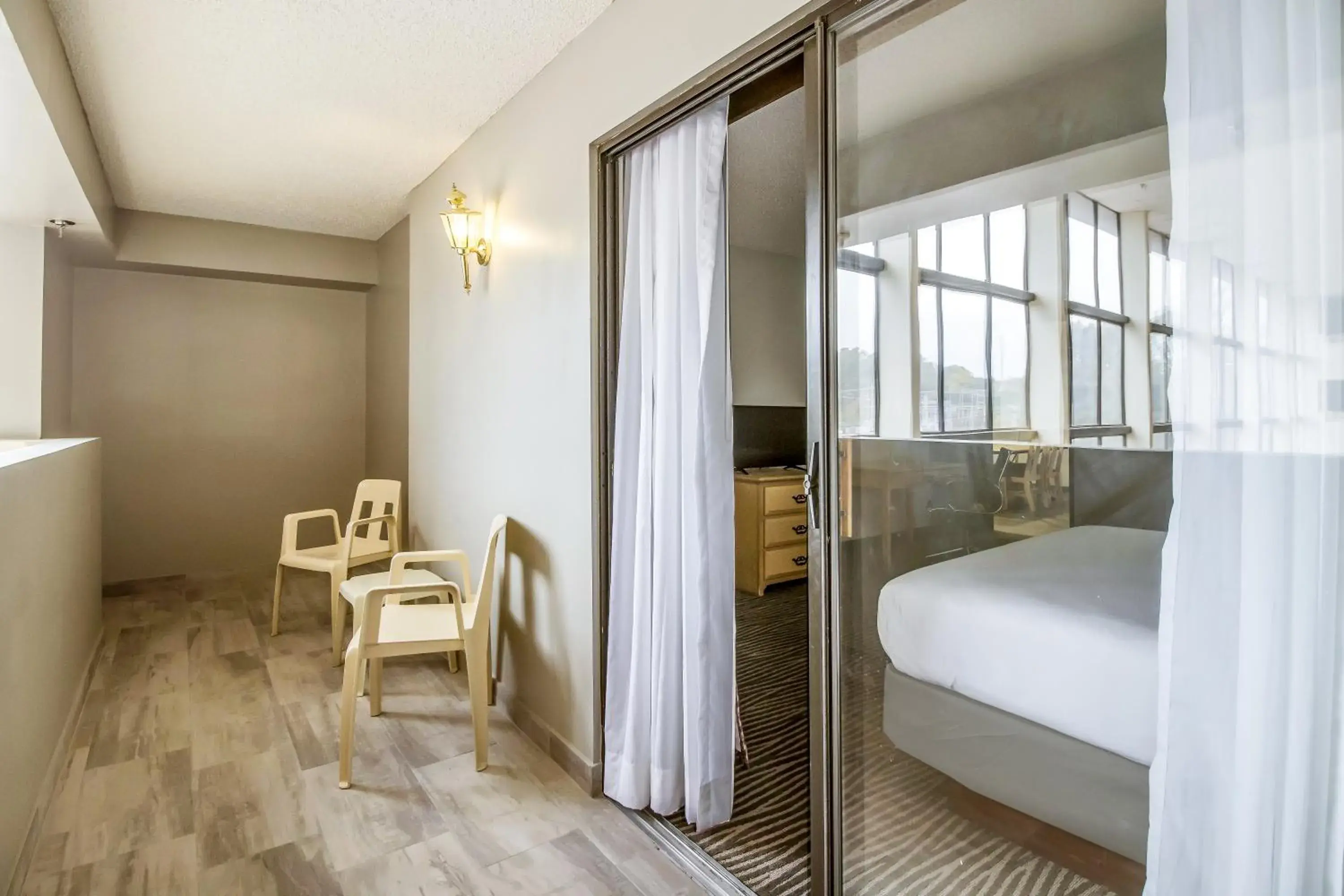 Balcony/Terrace, Bed in Clarion Hotel Jackson Northwest Balcony/Terrace, Bed in Clarion Hotel Jackson Northwest