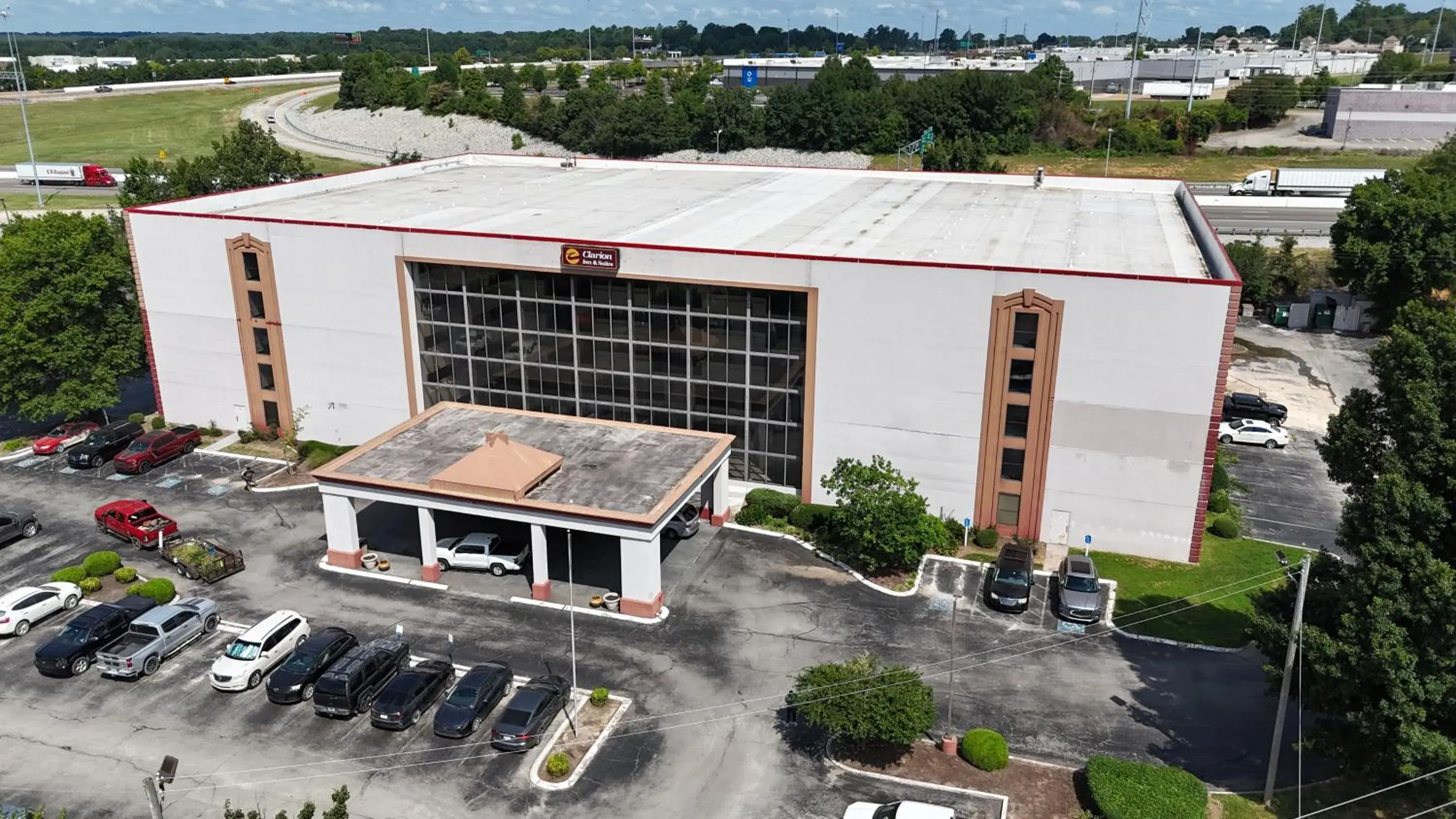 Property building in Clarion Hotel Jackson Northwest Property building in Clarion Hotel Jackson Northwest