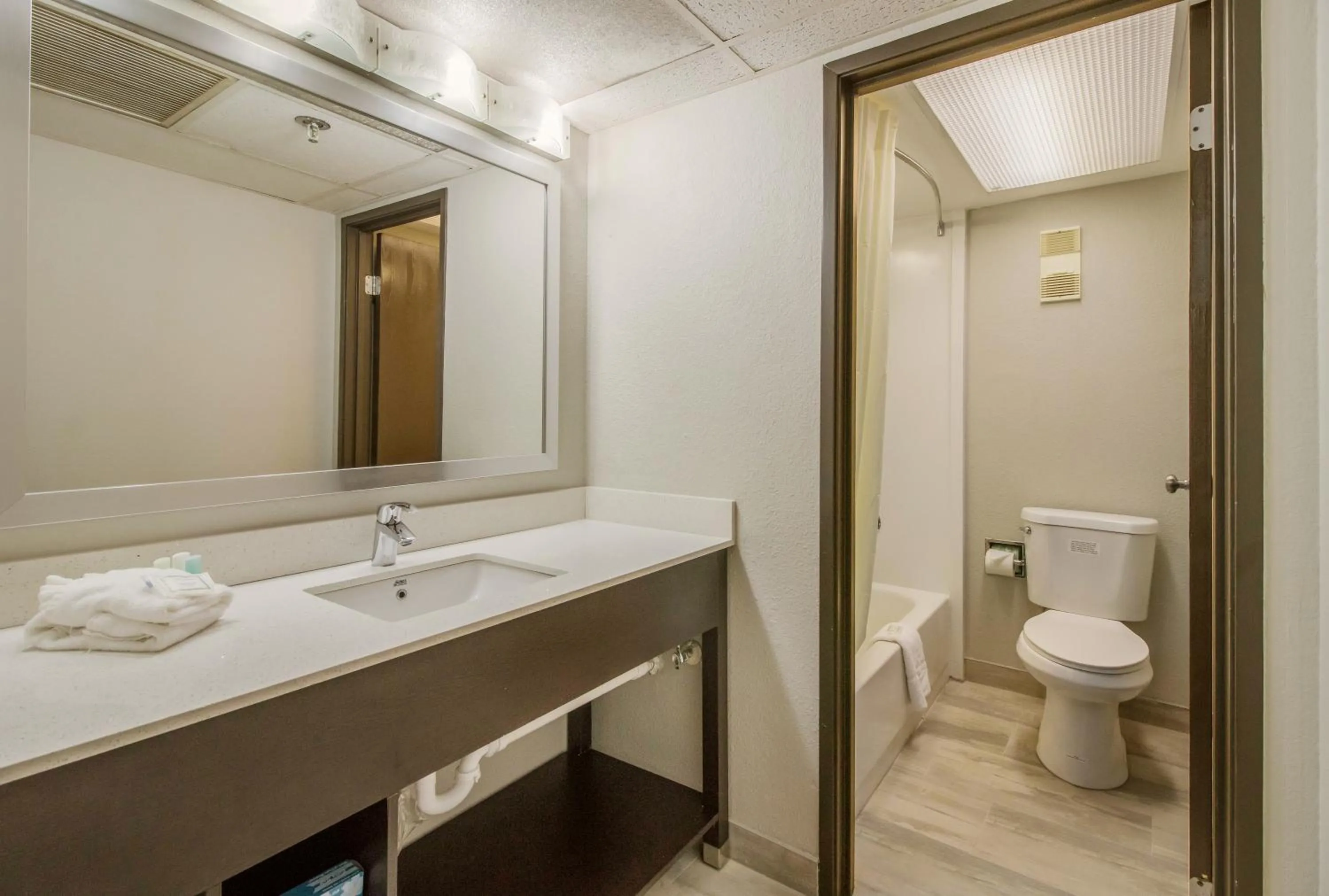 Bathroom in Clarion Hotel Jackson Northwest