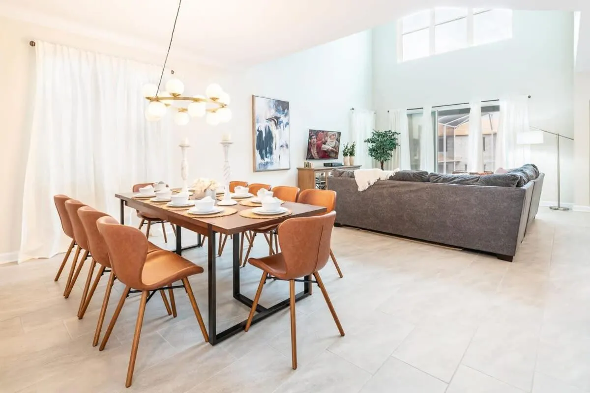 Themed Home 5BR - Private Pool, Prime Location