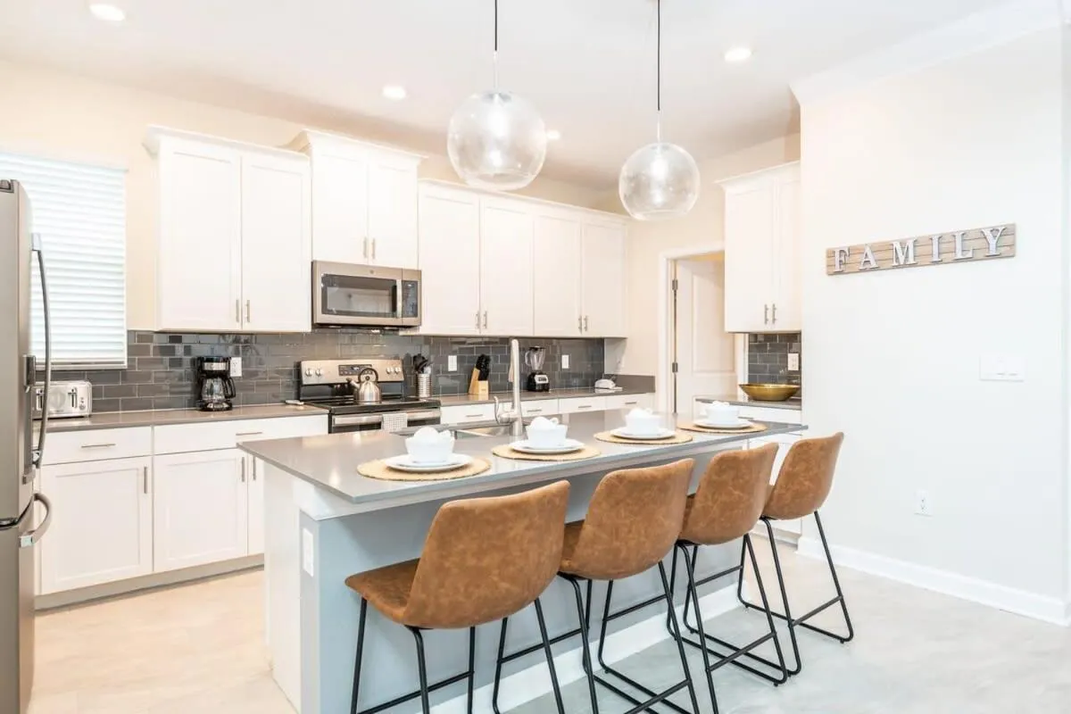 Themed Home 5BR - Private Pool, Prime Location