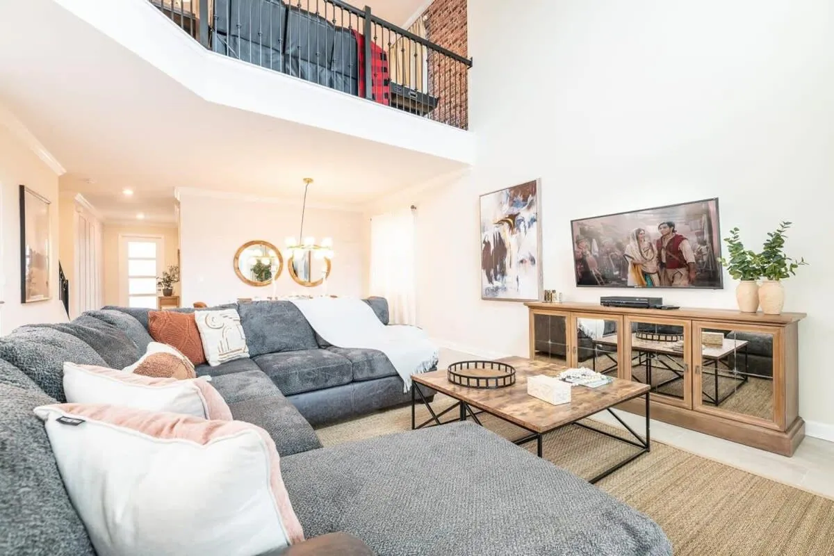 Themed Home 5BR - Private Pool, Prime Location