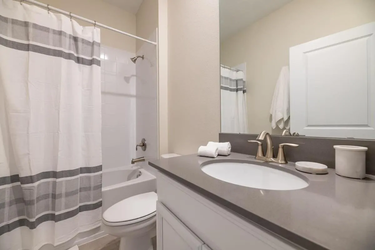 Themed Home 5BR - Private Pool, Prime Location