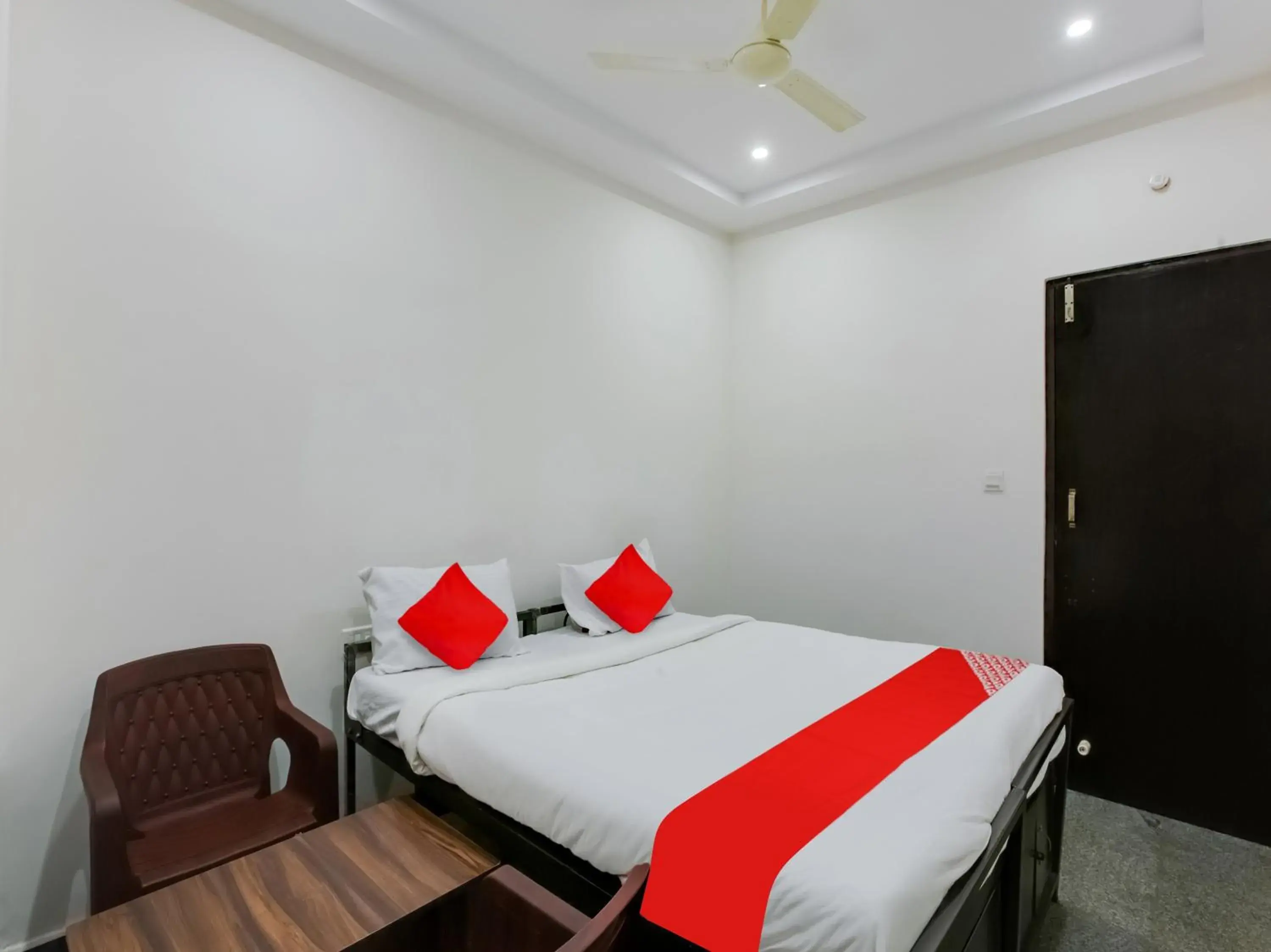 Bedroom in Hotel O Manjushree Boarding & Lodging nearby Dr.BR Ambedkar Stadium Basveshwar nagar Bedroom in Hotel O Manjushree Boarding & Lodging nearby Dr.BR Ambedkar Stadium Basveshwar nagar