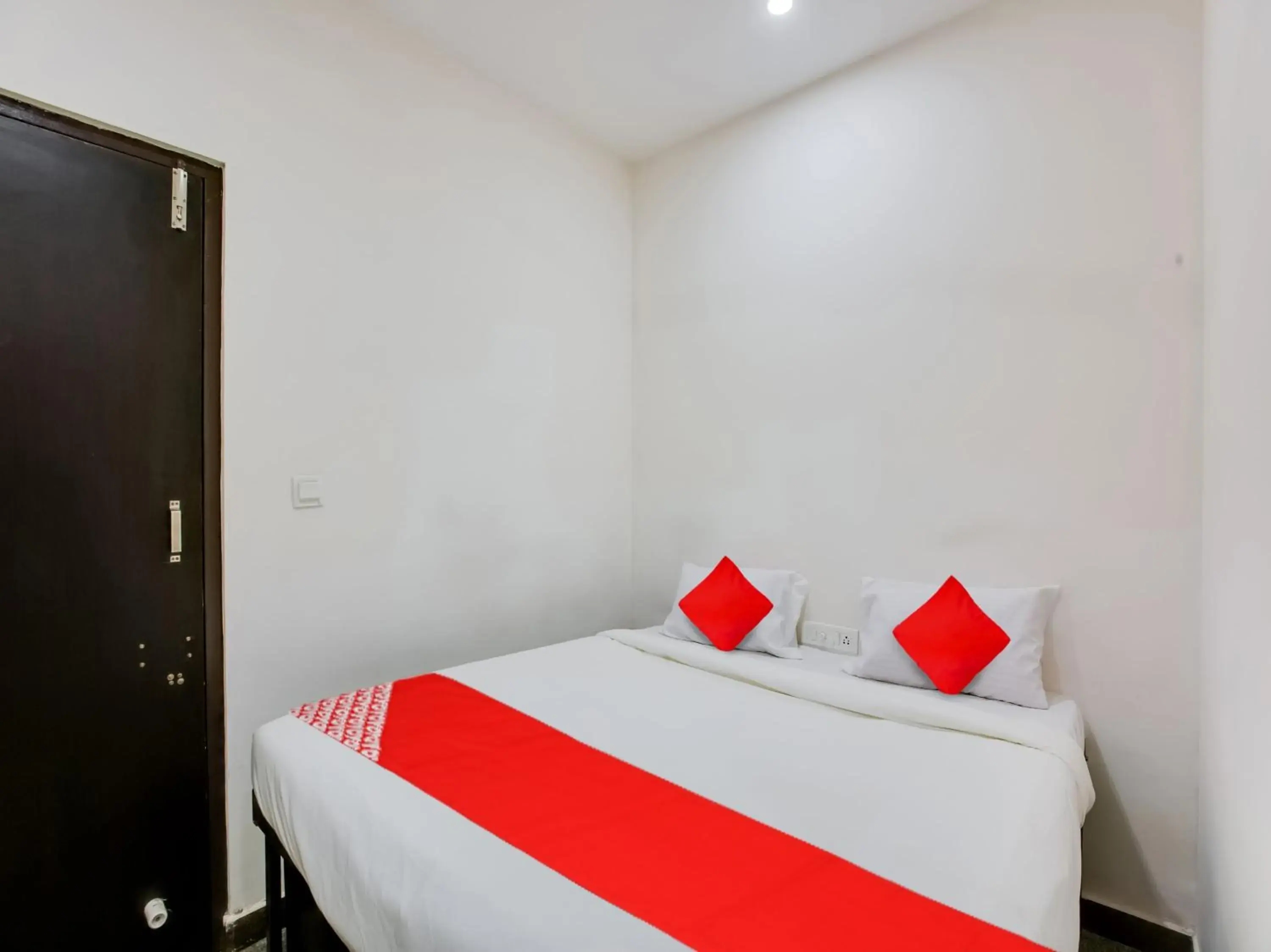 Bedroom in Hotel O Manjushree Boarding & Lodging nearby Dr.BR Ambedkar Stadium Basveshwar nagar Bedroom in Hotel O Manjushree Boarding & Lodging nearby Dr.BR Ambedkar Stadium Basveshwar nagar
