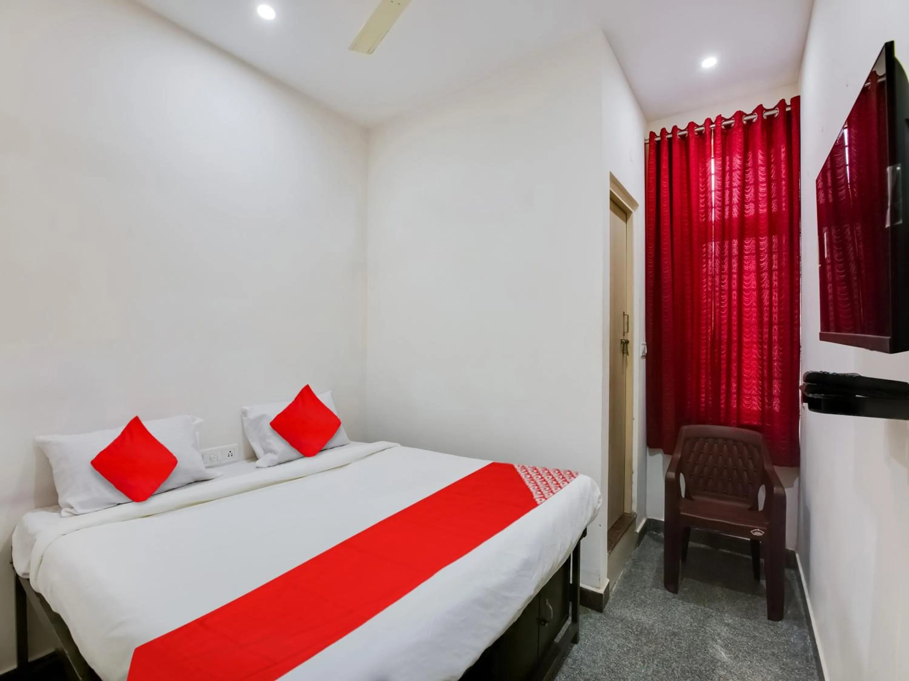 Bedroom in Hotel O Manjushree Boarding & Lodging nearby Dr.BR Ambedkar Stadium Basveshwar nagar