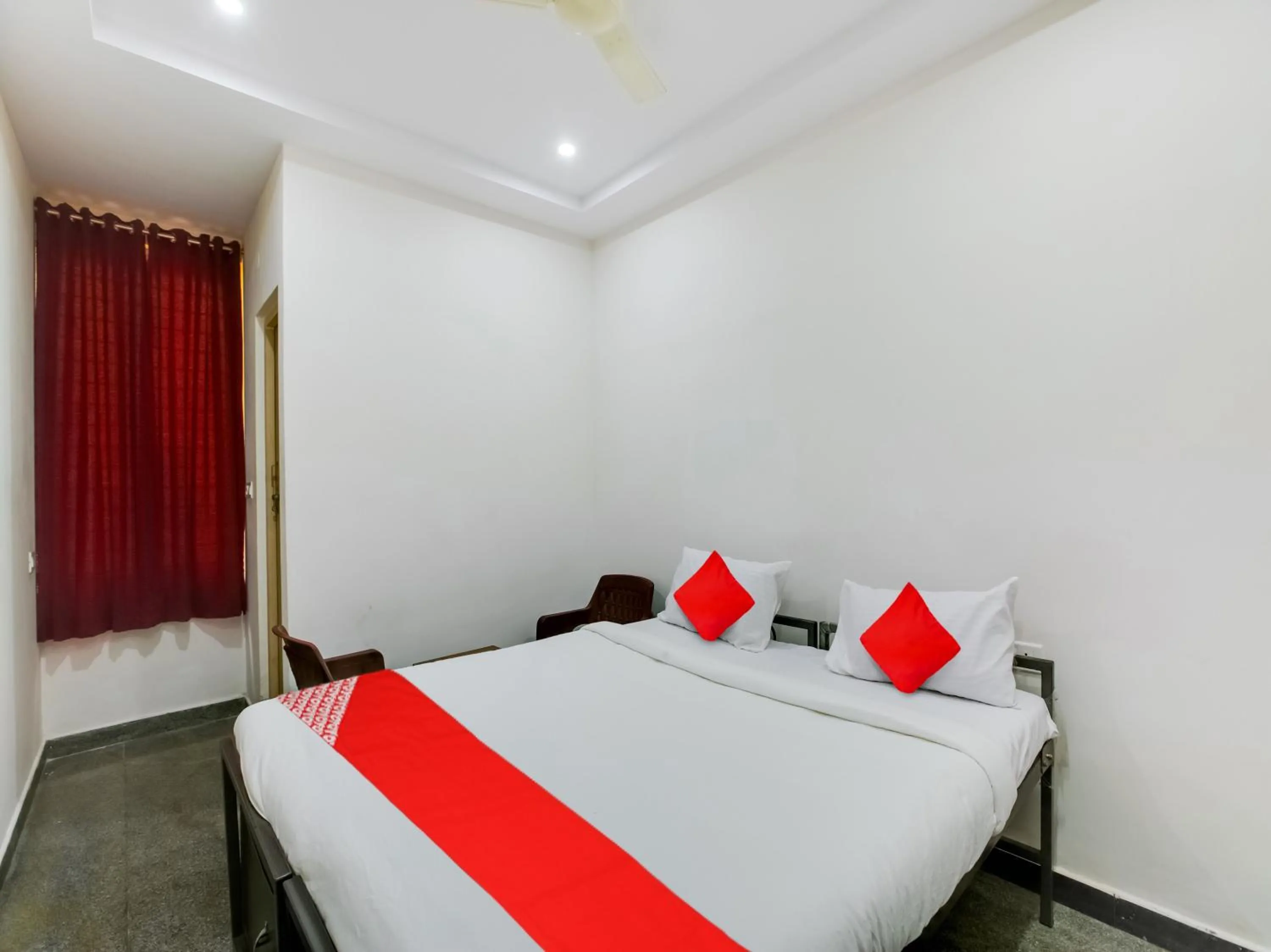 Bedroom in Hotel O Manjushree Boarding & Lodging nearby Dr.BR Ambedkar Stadium Basveshwar nagar