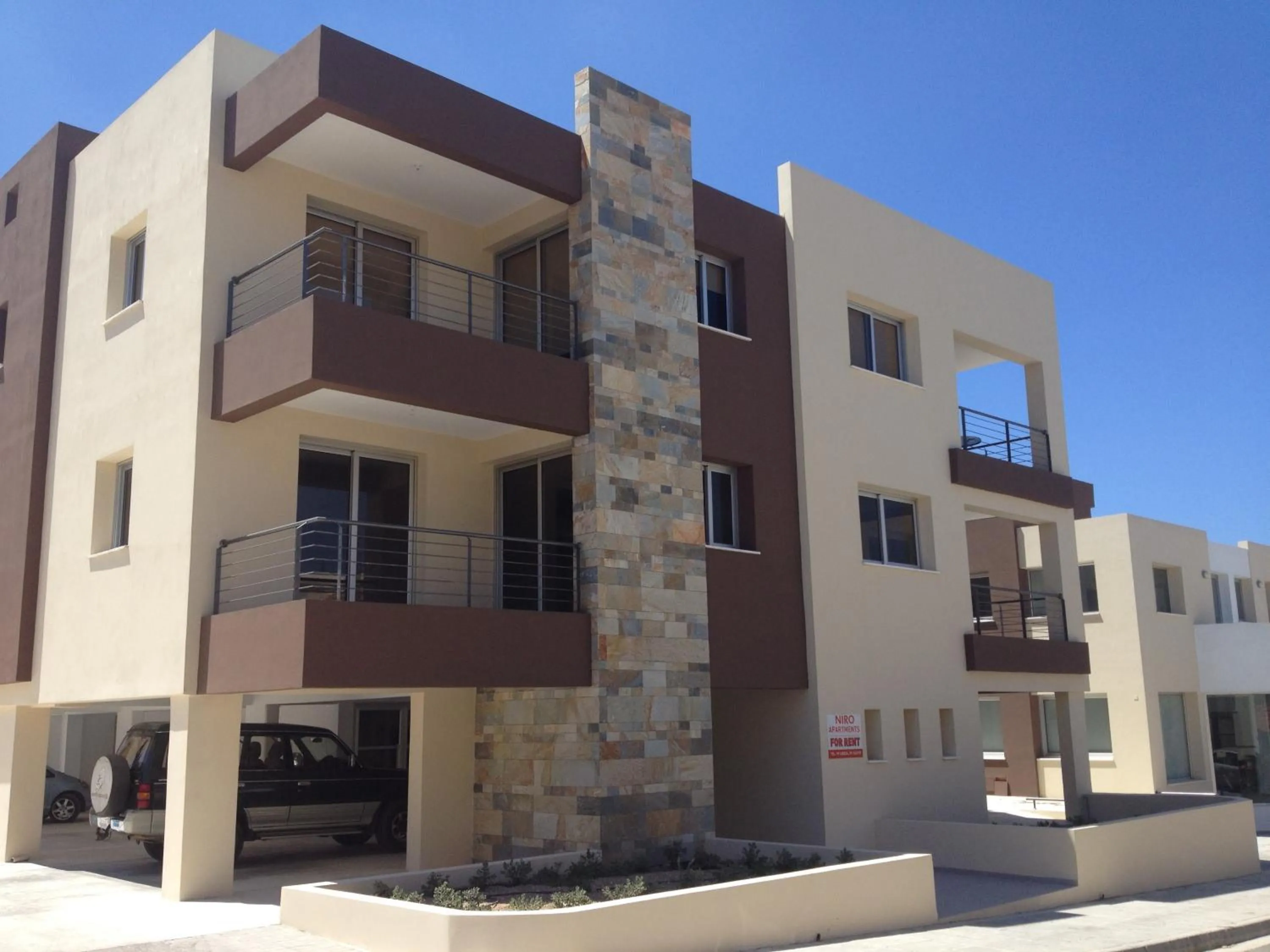 Facade/entrance in Niro Apartments