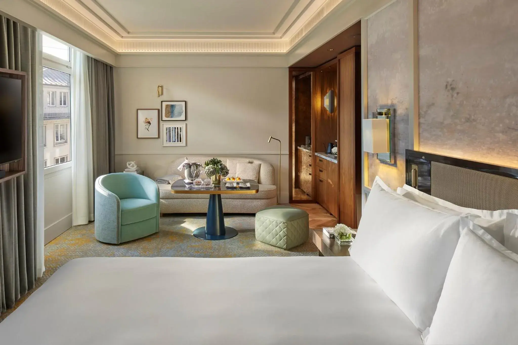 Property building, Bed in Mandarin Oriental Savoy, Zurich Property building, Bed in Mandarin Oriental Savoy, Zurich