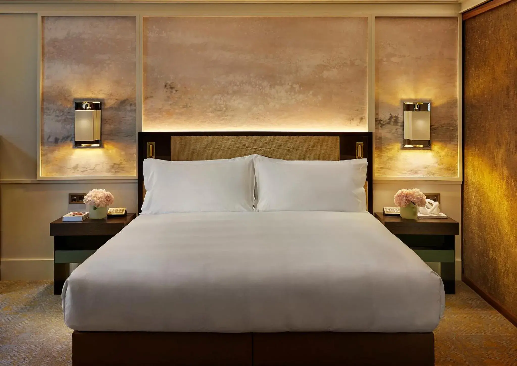 Property building, Bed in Mandarin Oriental Savoy, Zurich Property building, Bed in Mandarin Oriental Savoy, Zurich