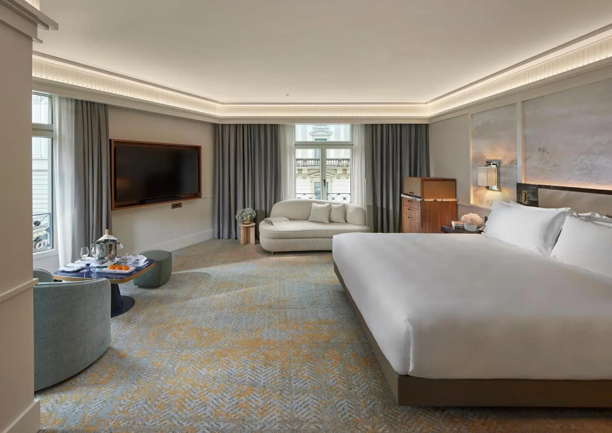 Property building, Bed in Mandarin Oriental Savoy, Zurich Property building, Bed in Mandarin Oriental Savoy, Zurich