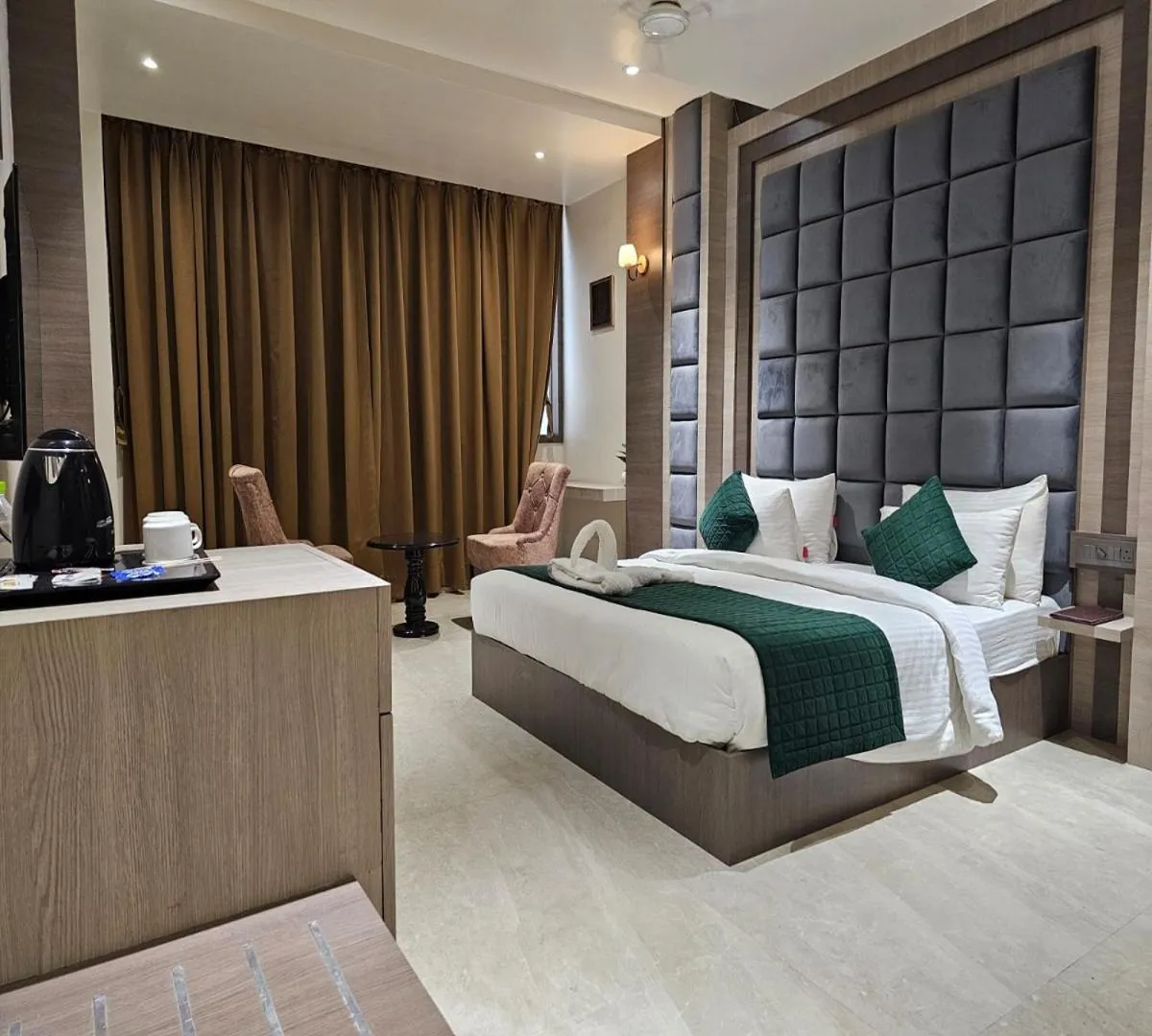 Photo of the whole room, Bed in Hotel Gold In Leaf