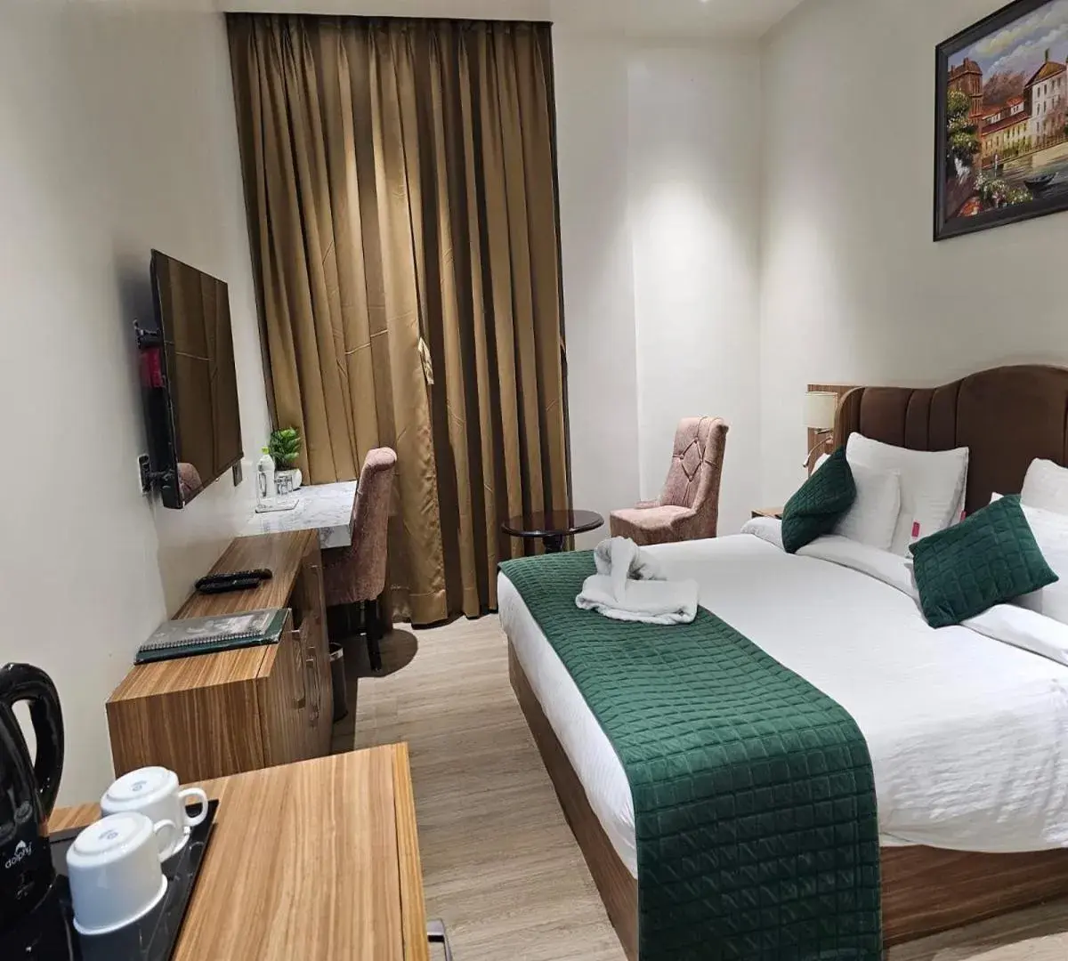 Bedroom, Bed in Hotel Gold In Leaf Bedroom, Bed in Hotel Gold In Leaf