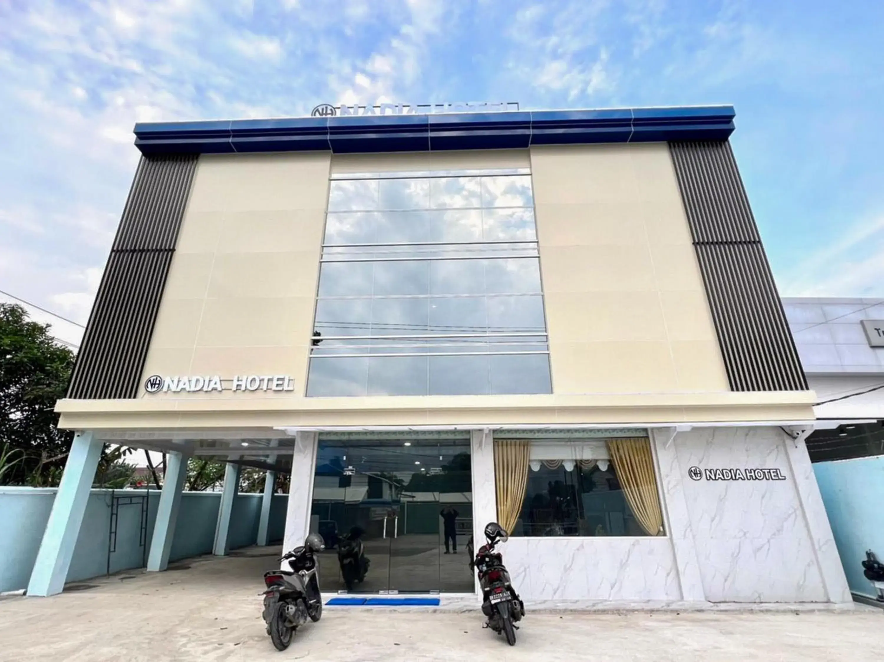 Property building in RedDoorz @ Jalan Lintas Pematangsiantar Property building in RedDoorz @ Jalan Lintas Pematangsiantar