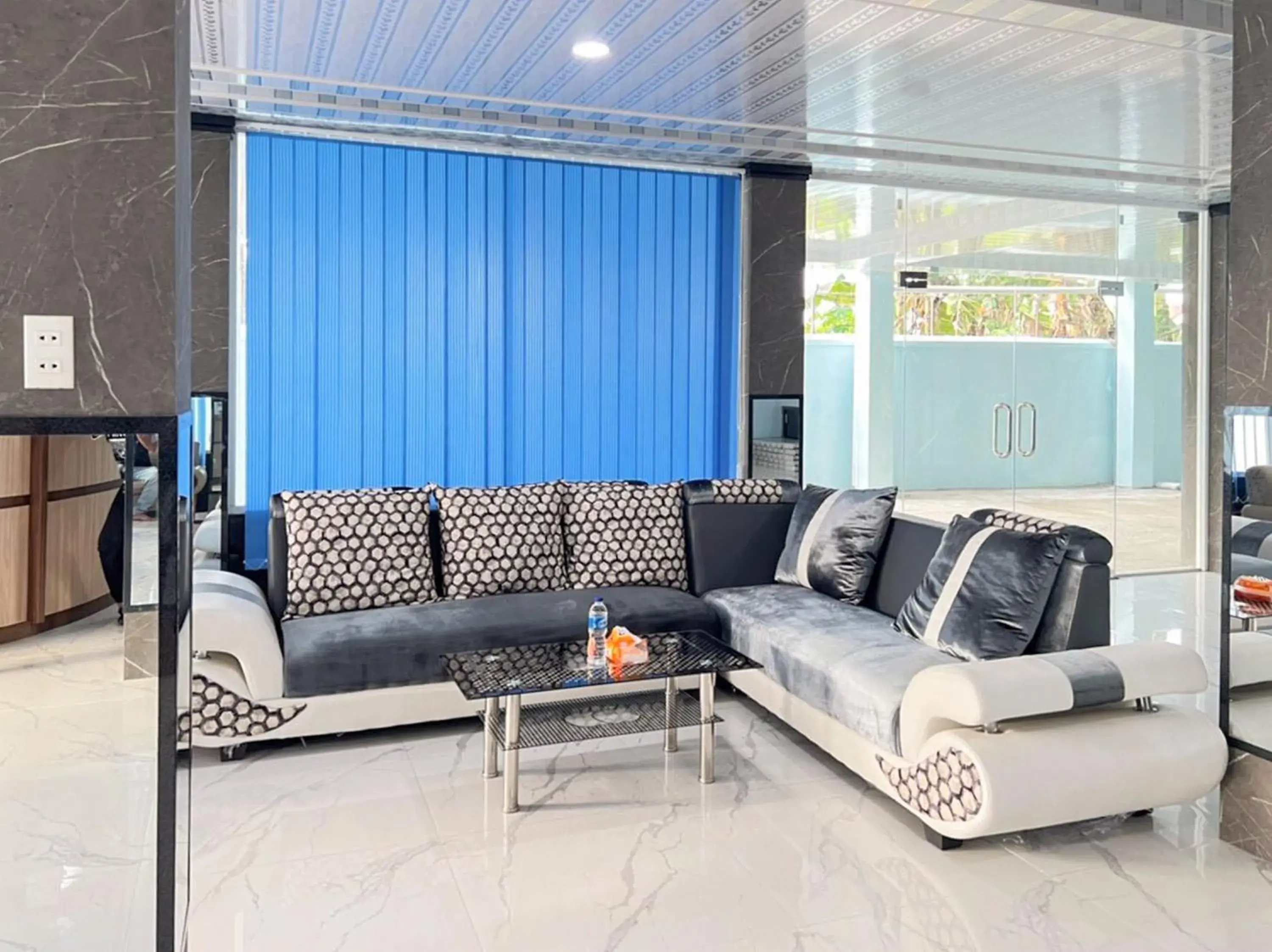 Seating area in RedDoorz @ Jalan Lintas Pematangsiantar Seating area in RedDoorz @ Jalan Lintas Pematangsiantar