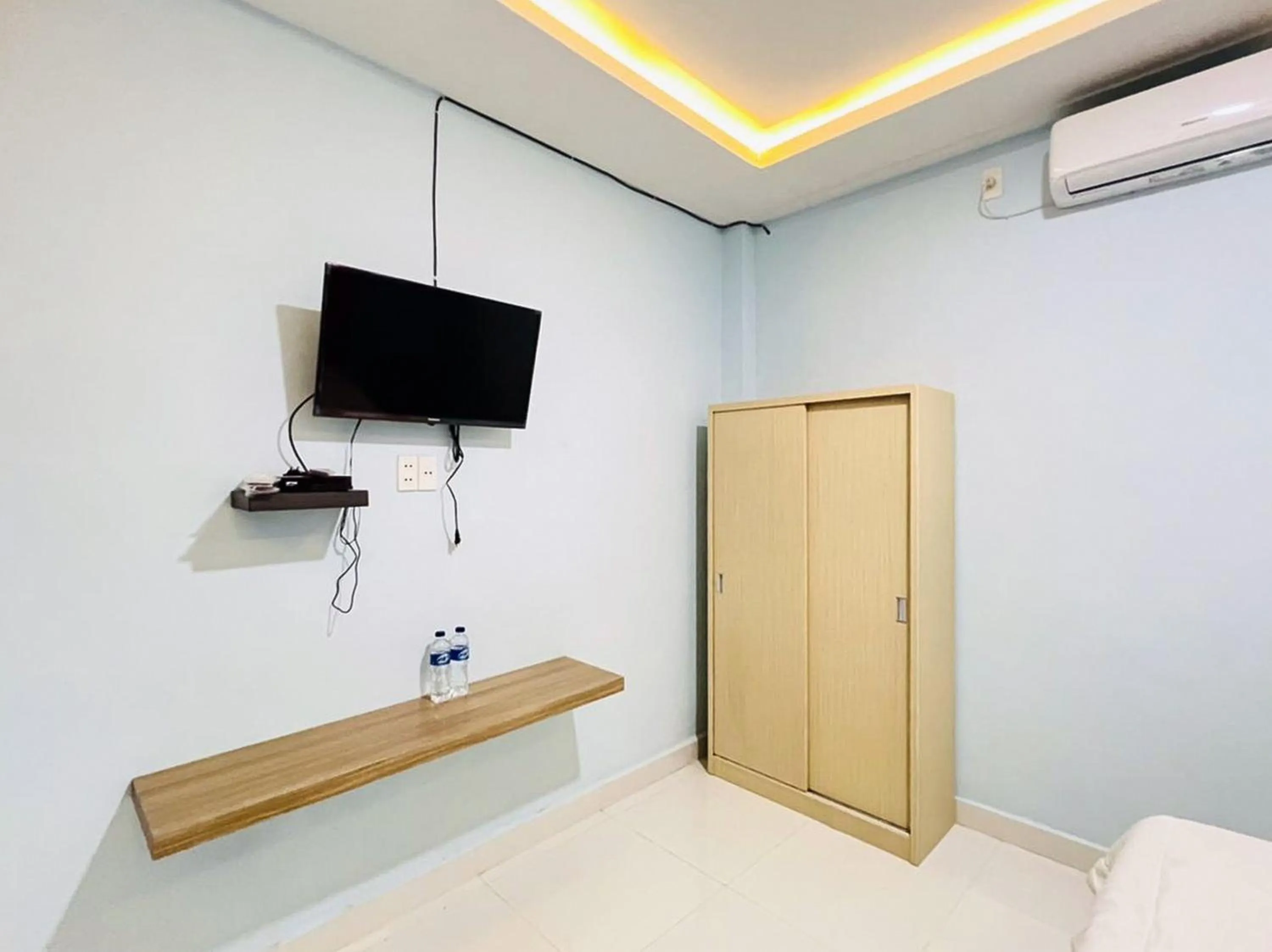 TV and multimedia, Bed in RedDoorz @ Jalan Lintas Pematangsiantar
