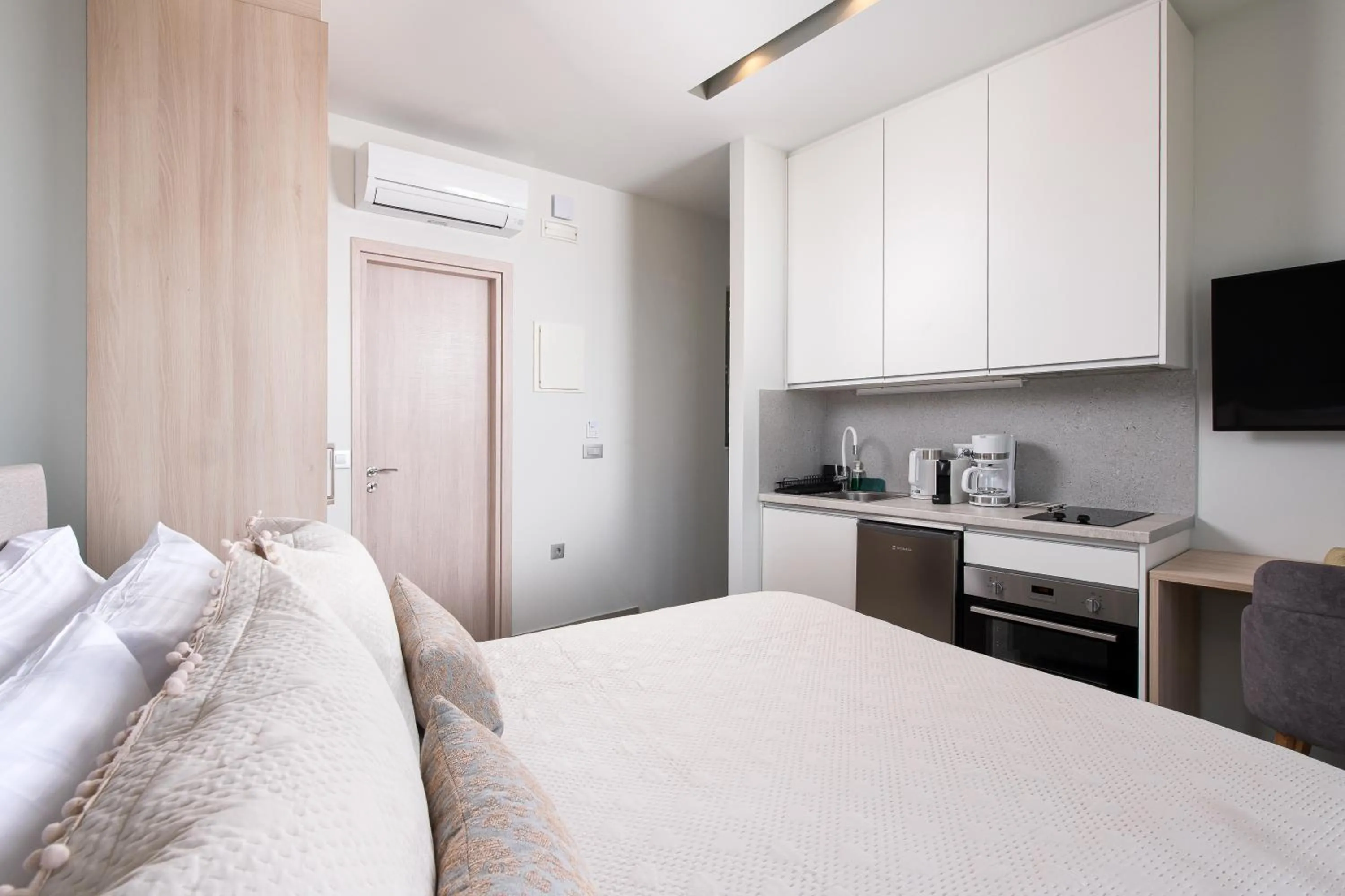 Photo of the whole room, Bed in Heliades Residence