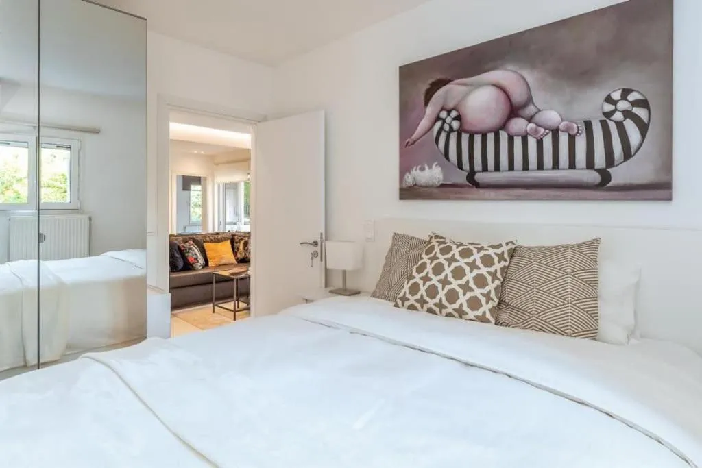 Hidden Gem: 2BR Artistic Retreat in Glyfada Center