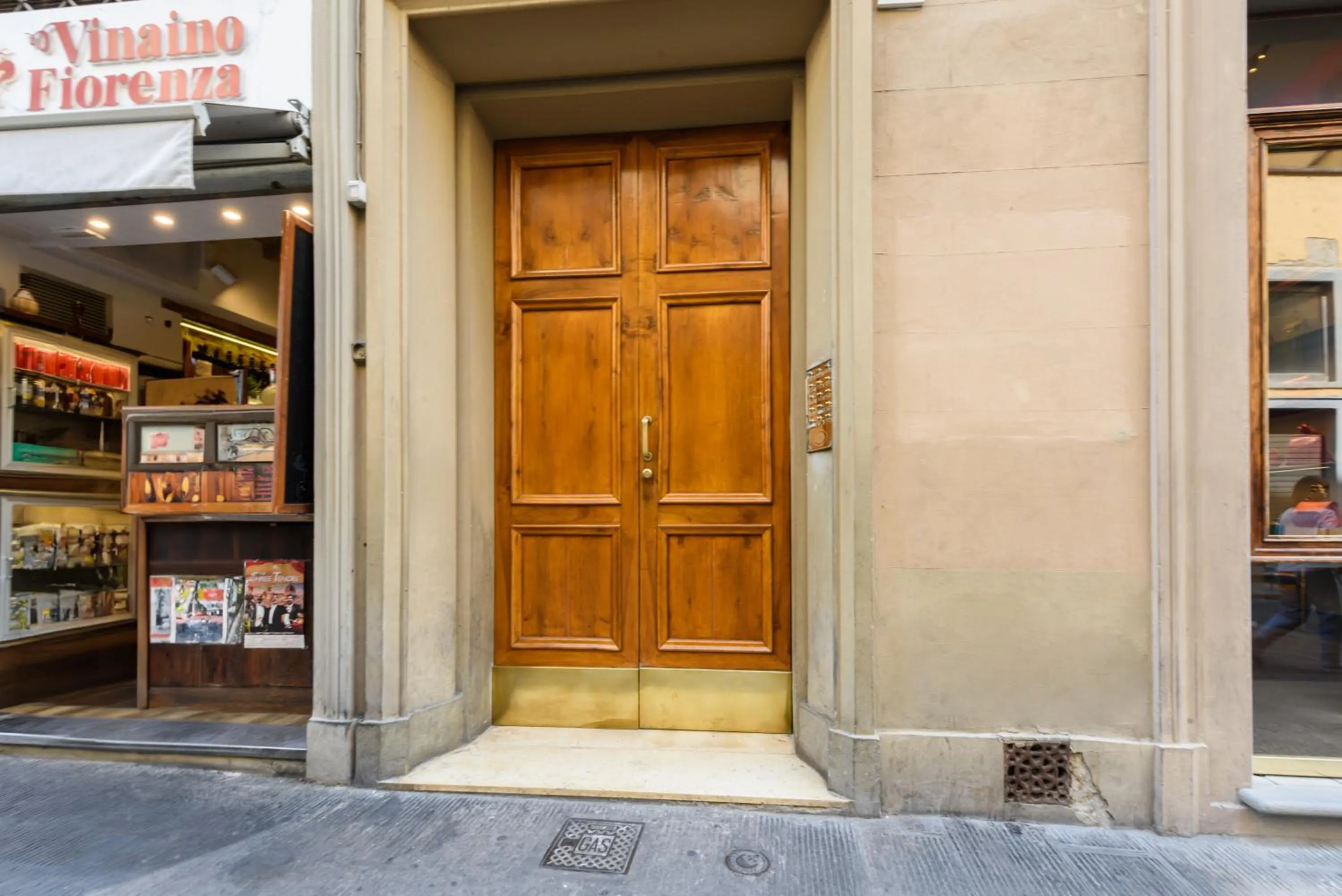 Facade/entrance in Lucky House by Mmega