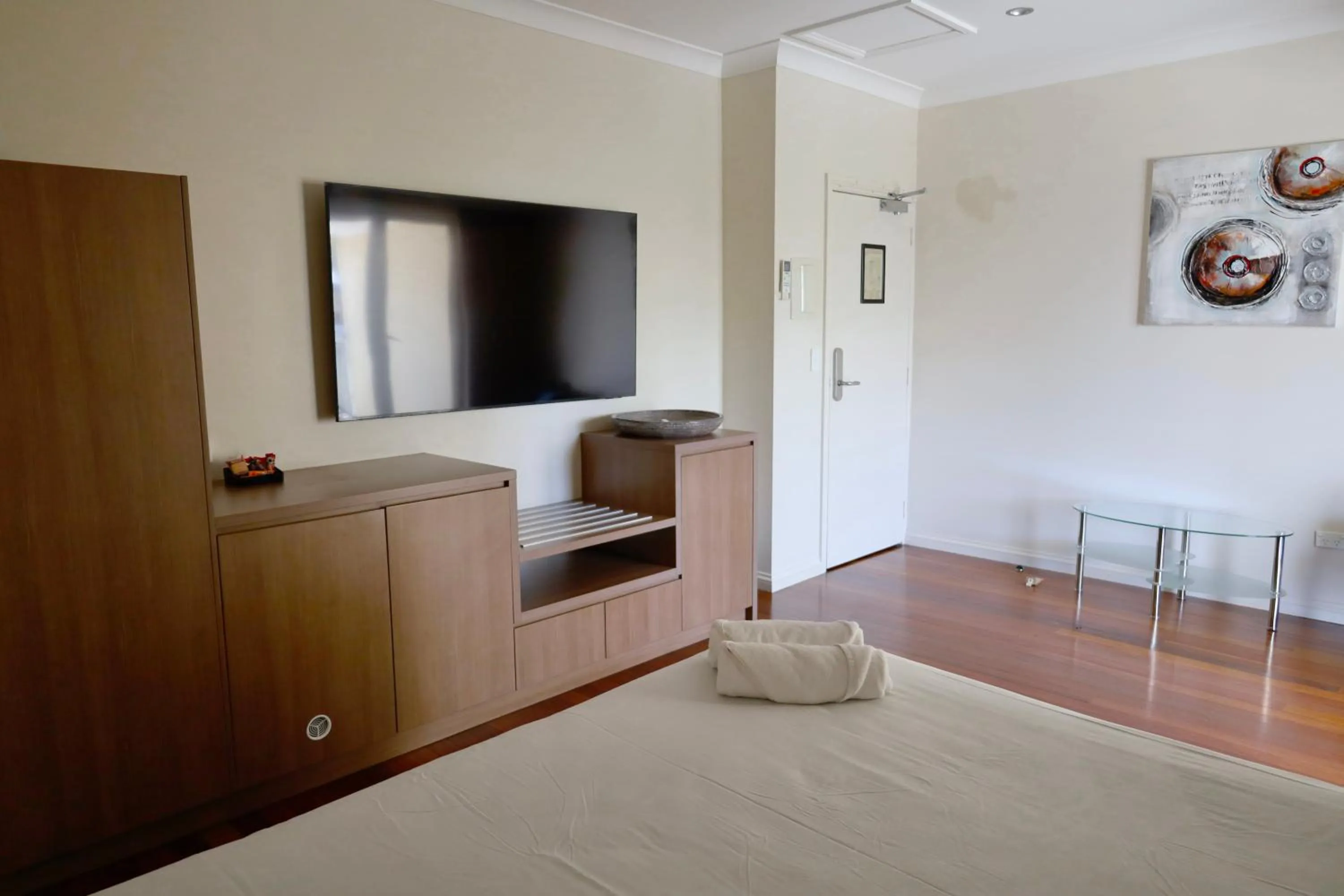 TV and multimedia, Bed in The Australian Hotel Motel