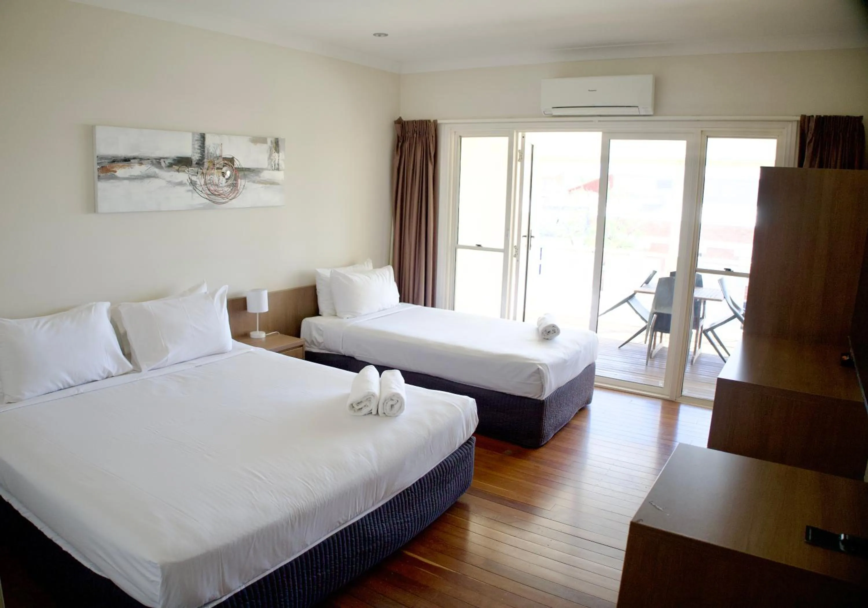 Photo of the whole room, Bed in The Australian Hotel Motel