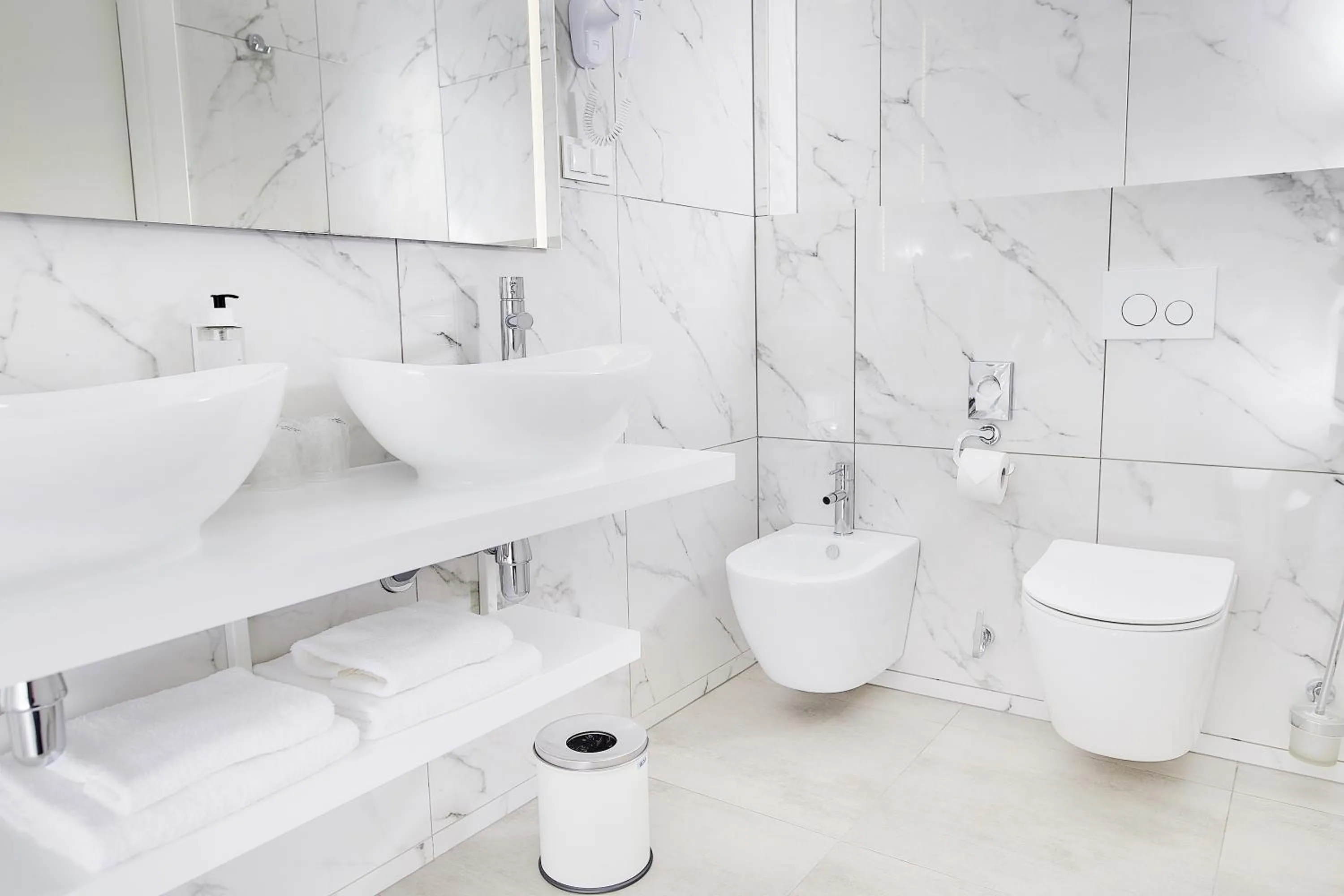 Toilet in Tulip Inn Żyrardów