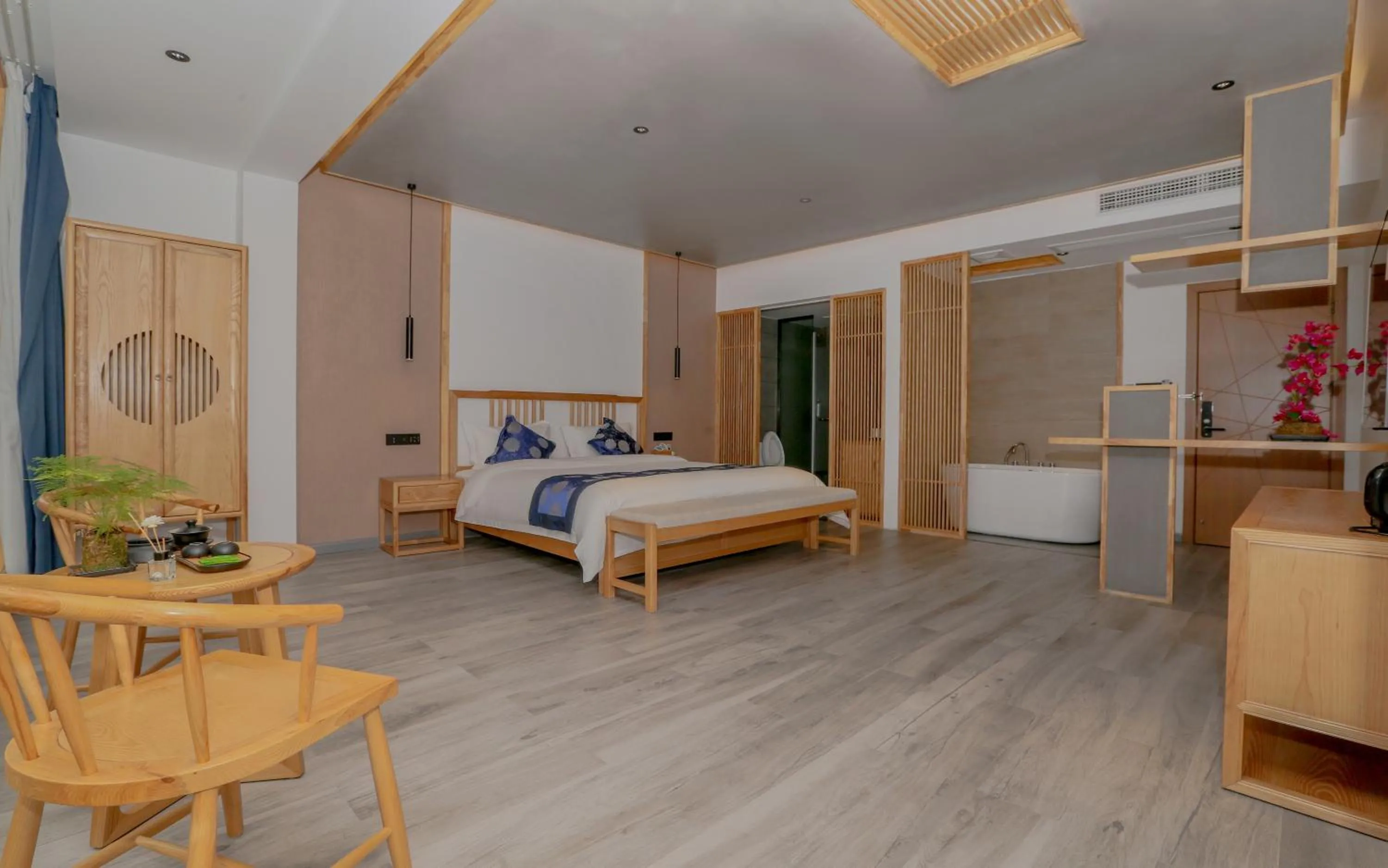 Deluxe Double Room with Bath in Cozy Boutique Hotel