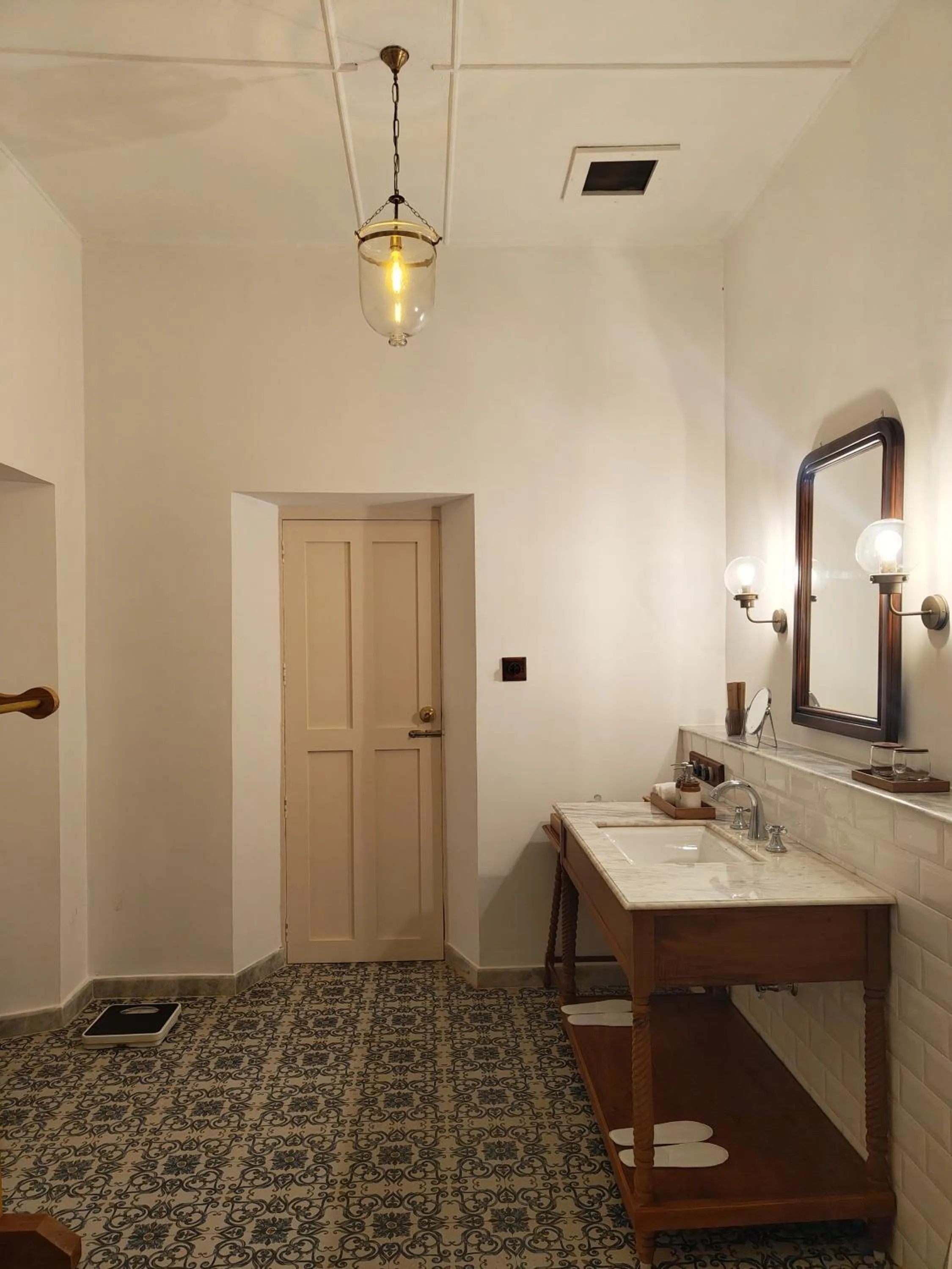 Bathroom in Lockhart Bungalow Munnar - A CGH Earth SAHA Experience