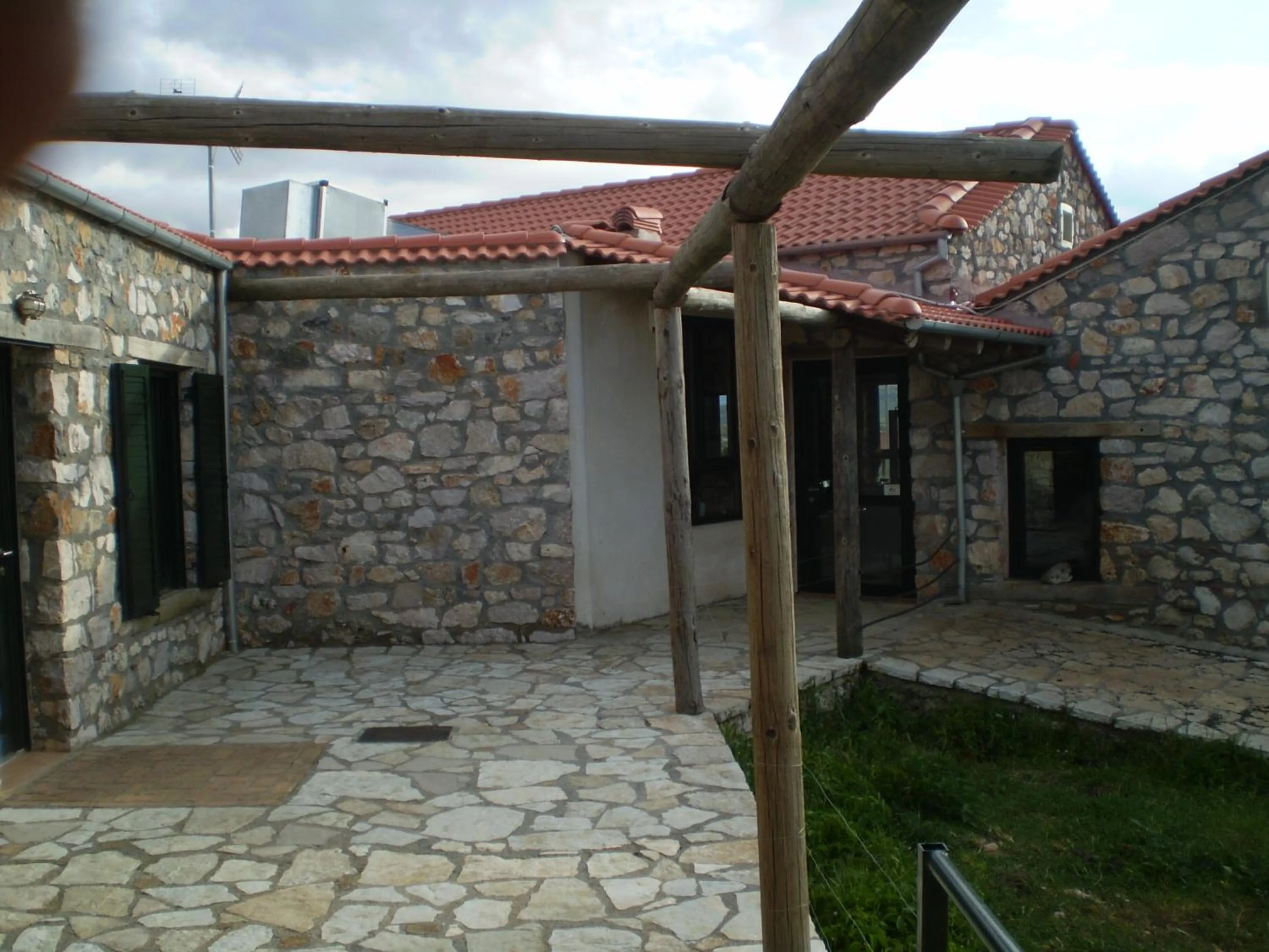 Facade/entrance in Arachovitika Kalivia