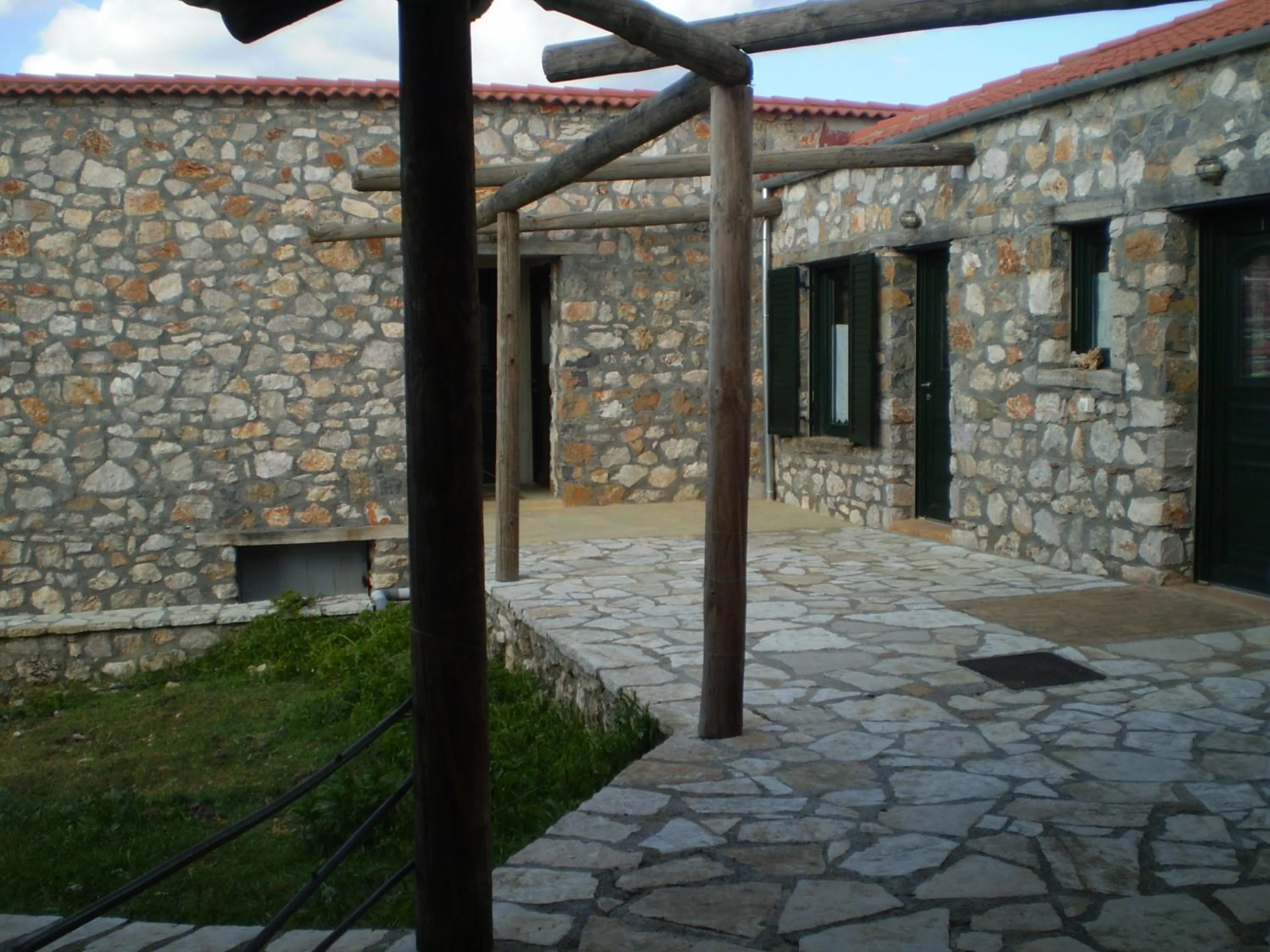 Facade/entrance in Arachovitika Kalivia