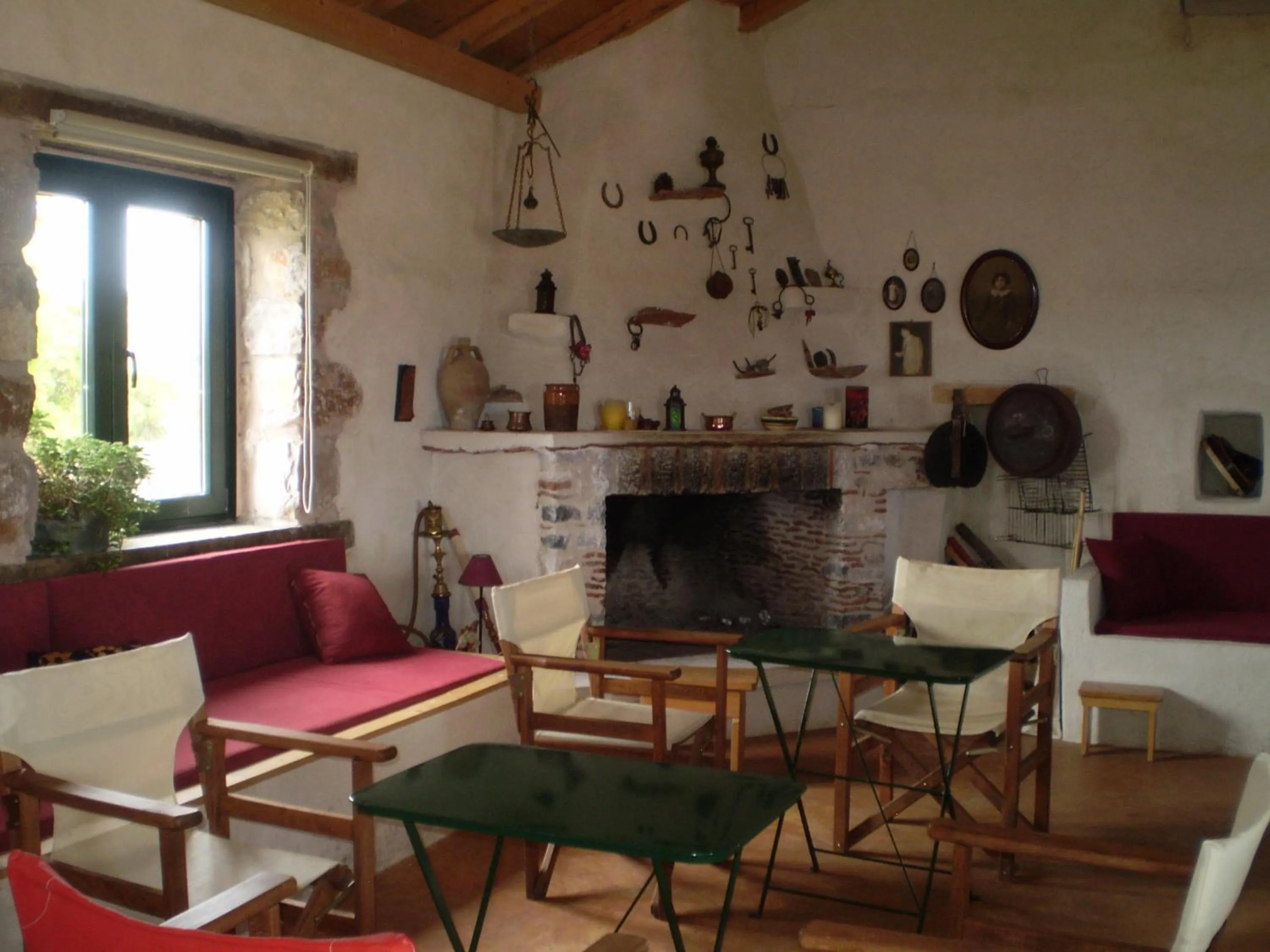 Restaurant/places to eat in Arachovitika Kalivia