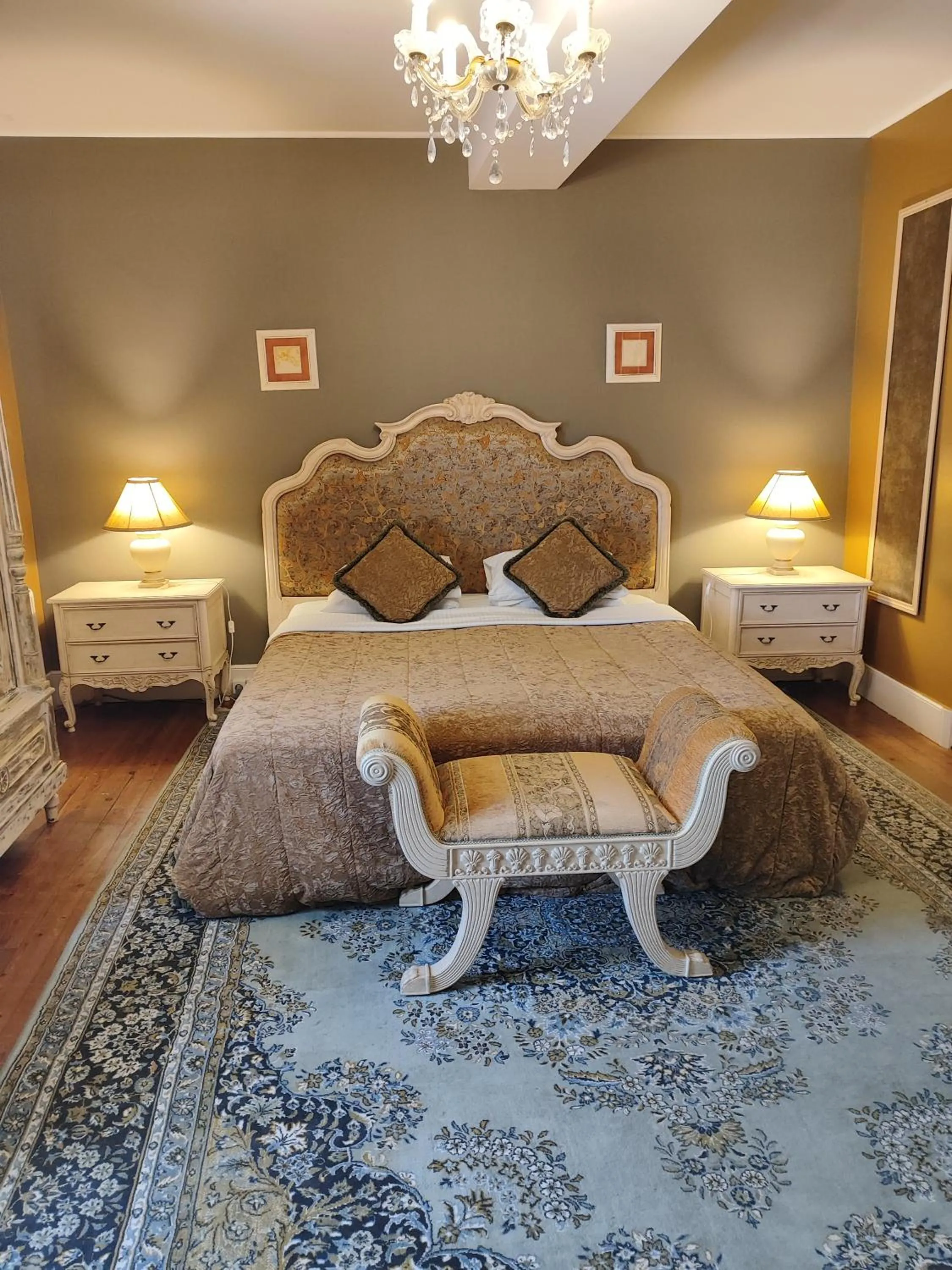 Bed in L'Entrée Chambres d'Hôtes Bar & Restaurant