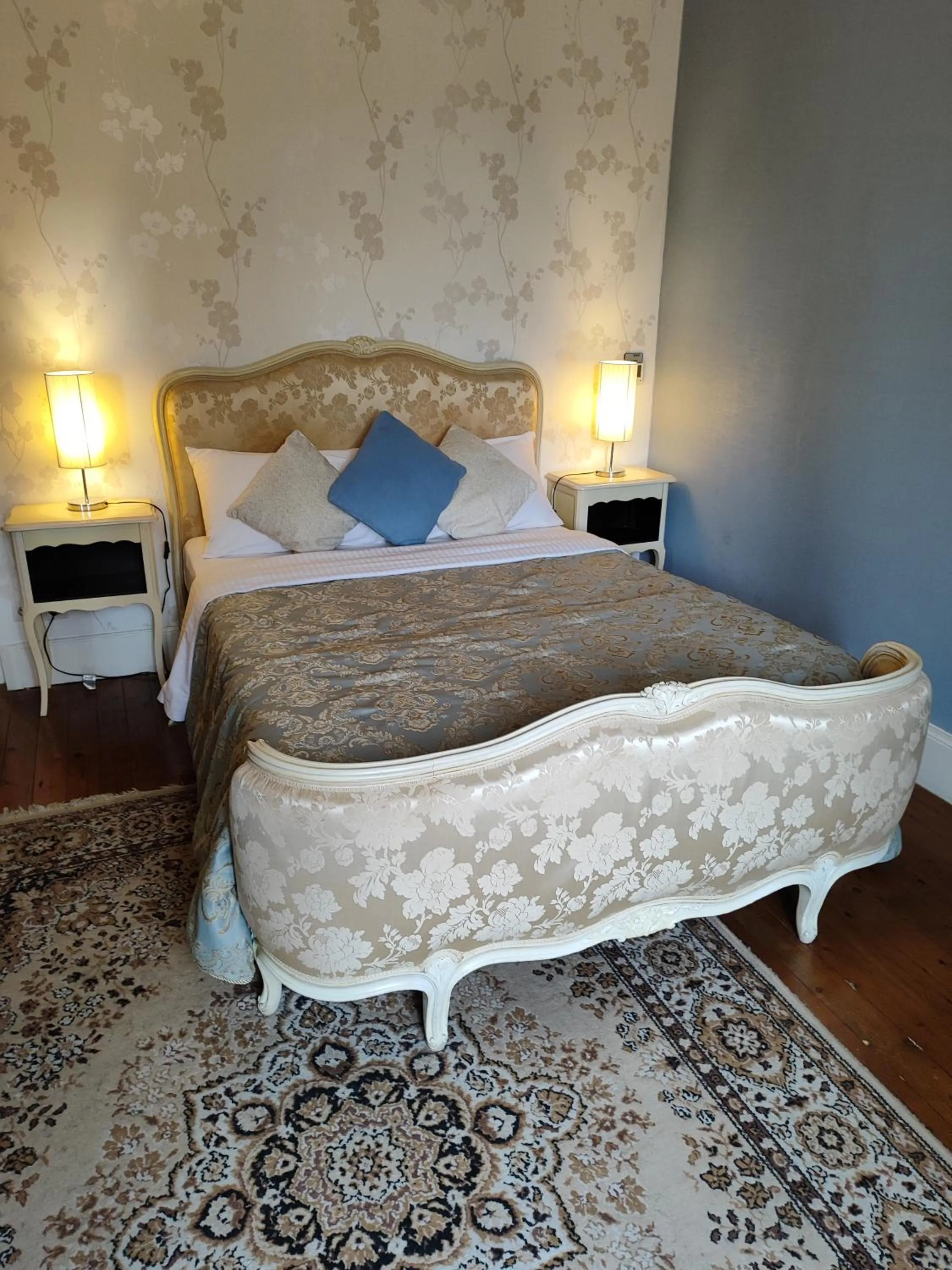 Bed in L'Entrée Chambres d'Hôtes Bar & Restaurant