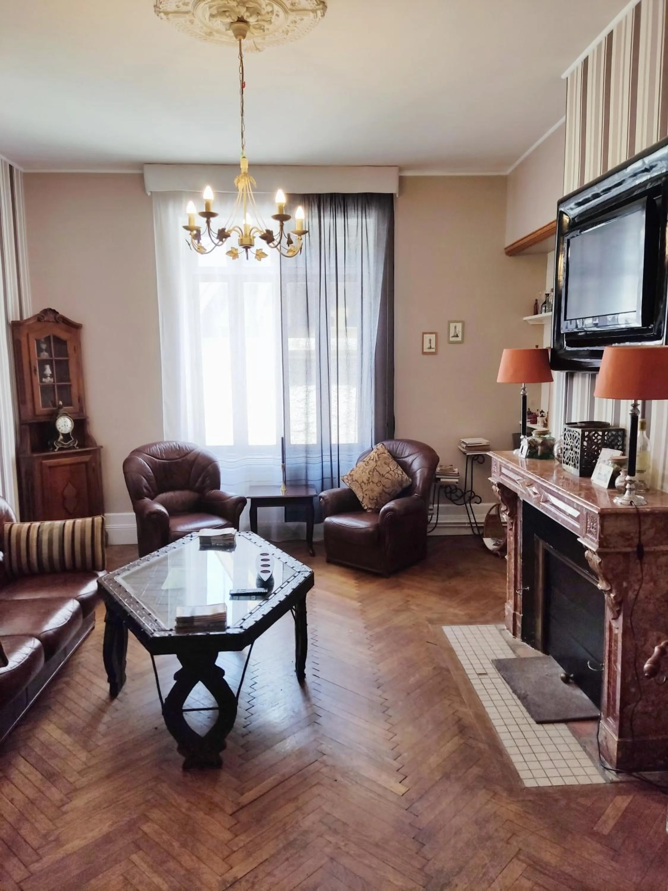 Communal lounge/ TV room in L'Entrée Chambres d'Hôtes Bar & Restaurant