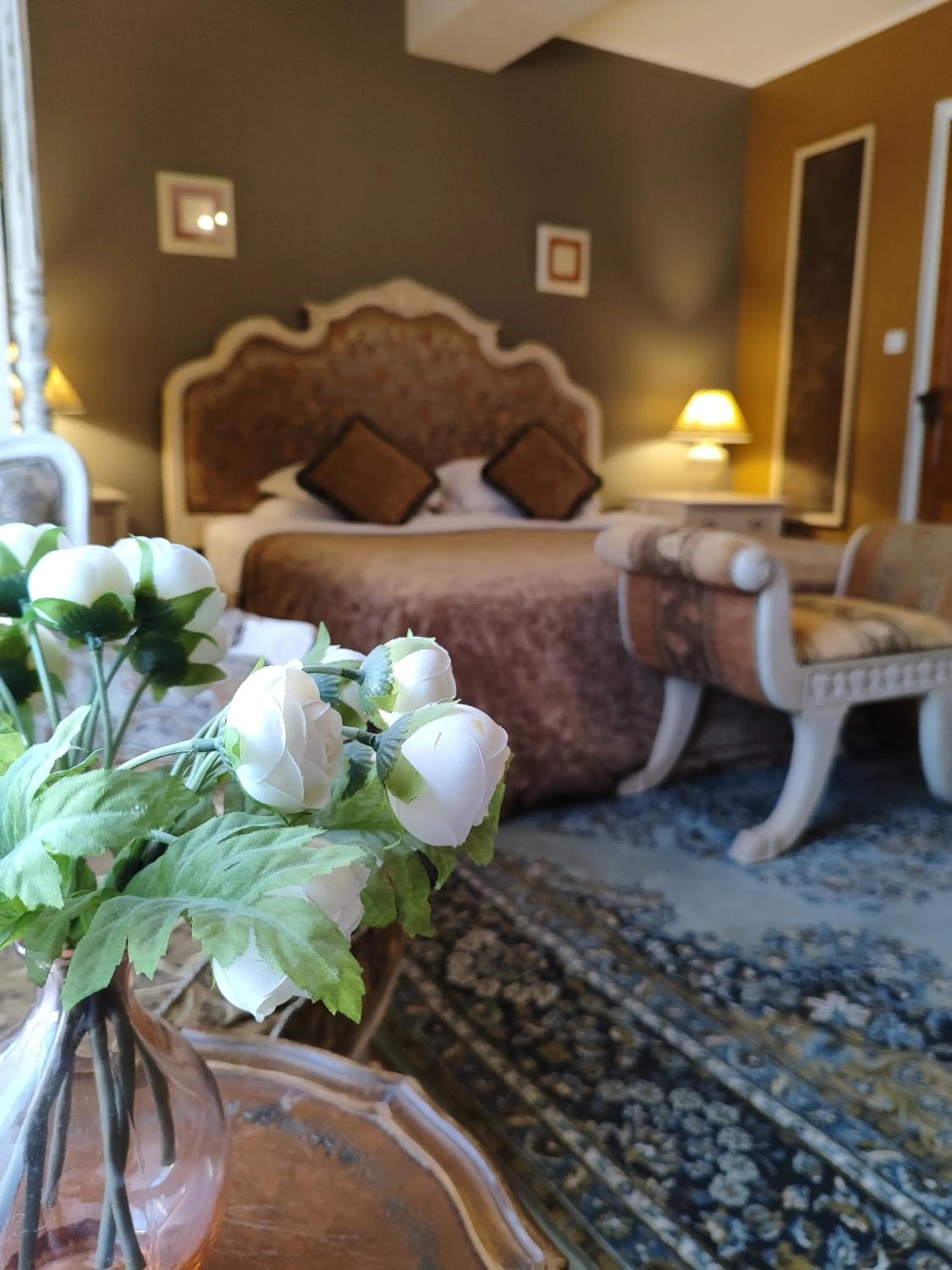 Bed in L'Entrée Chambres d'Hôtes Bar & Restaurant